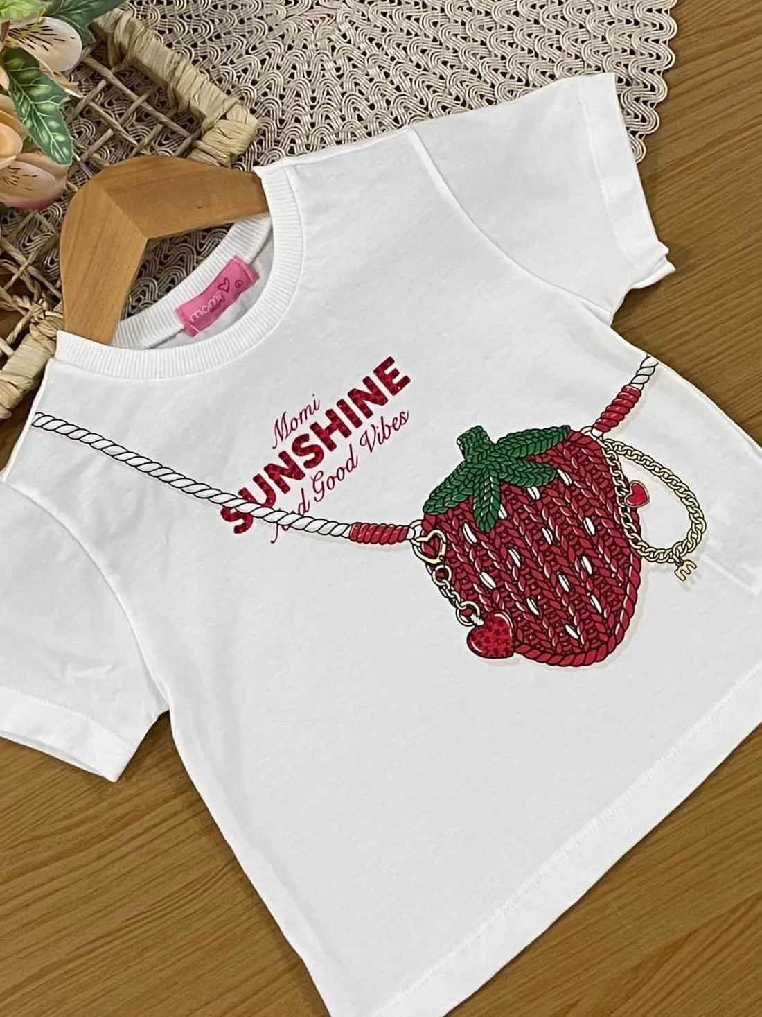 Conjunto Infantil Menina Momi Shorts Vermelho e Blusa Bolsinha Morango 3D