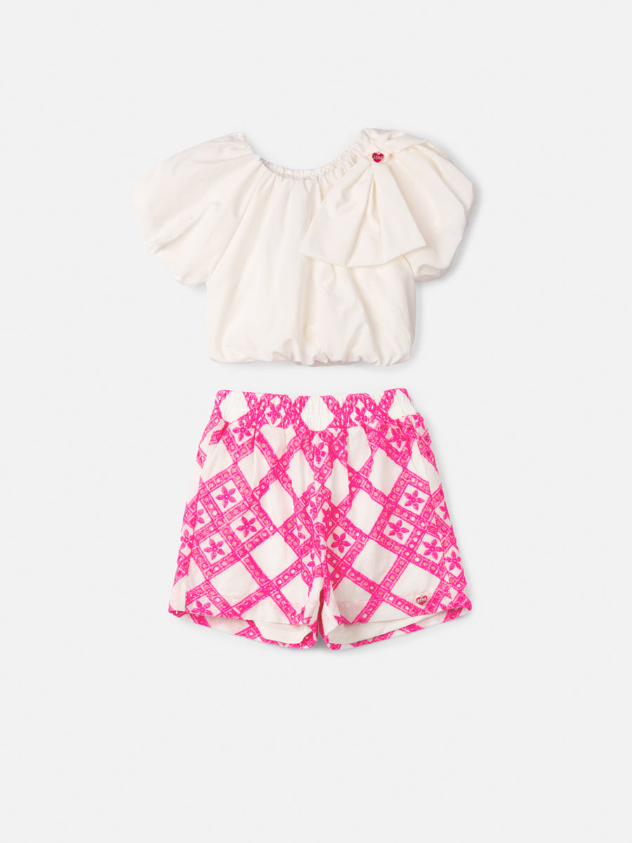 Conjunto Infantil Animê Verão Shorts com Detalhes Rosa e Blusa Branca Balonê