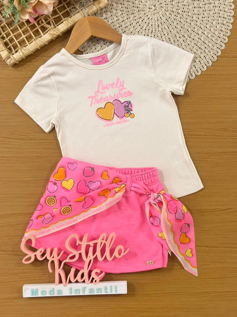 Conjunto Infantil Menina Momi com Short-Saia Rosa e Blusa Bege Corações Strass