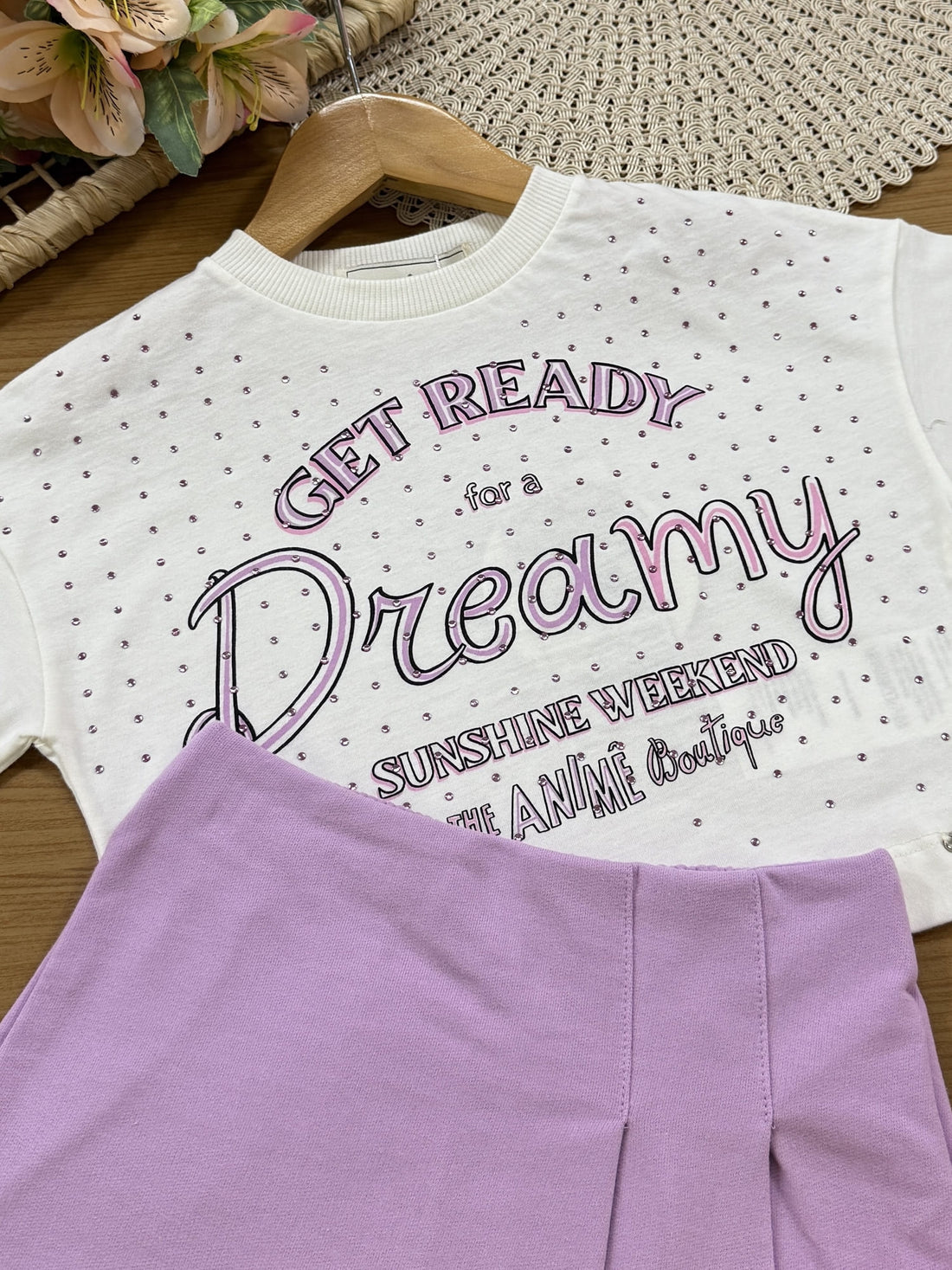 Conjunto Infantil Animê Verão com Shorts Saia Lilás e Blusa Branca Dreamy