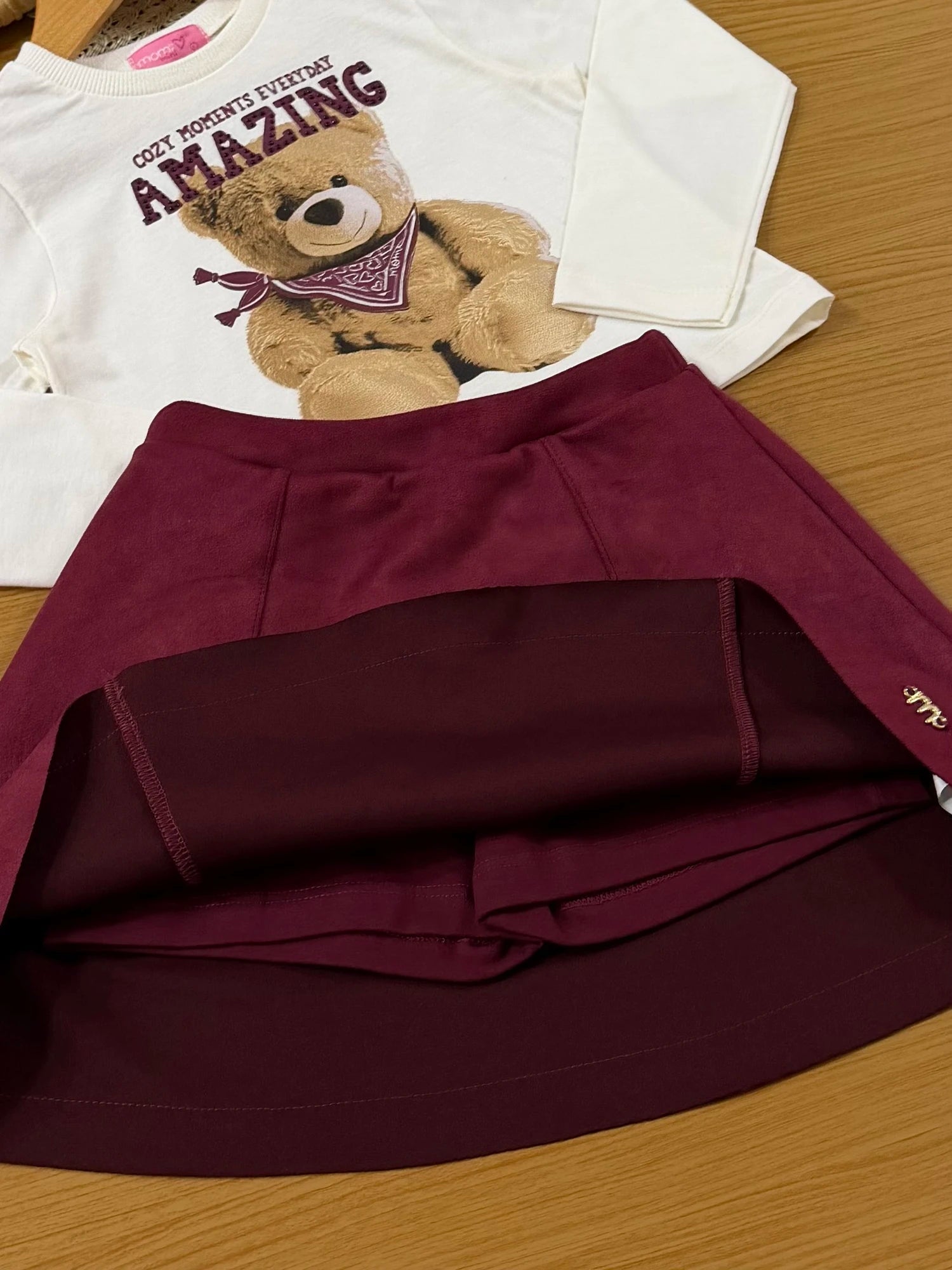 Conjunto Infantil Momi Inverno com Saia Vinho e Blusa Manga Longa Ursinha Amazing