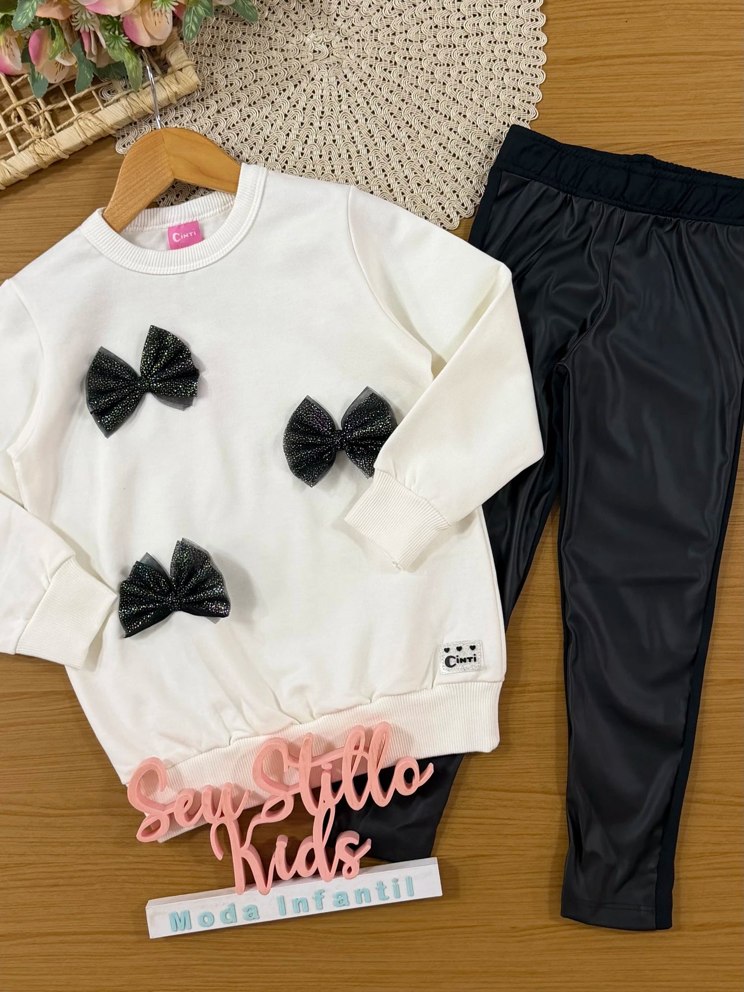 Conjunto Infantil Cinti Inverno com Calça Legging Preta e Moletom Flanelado Laços