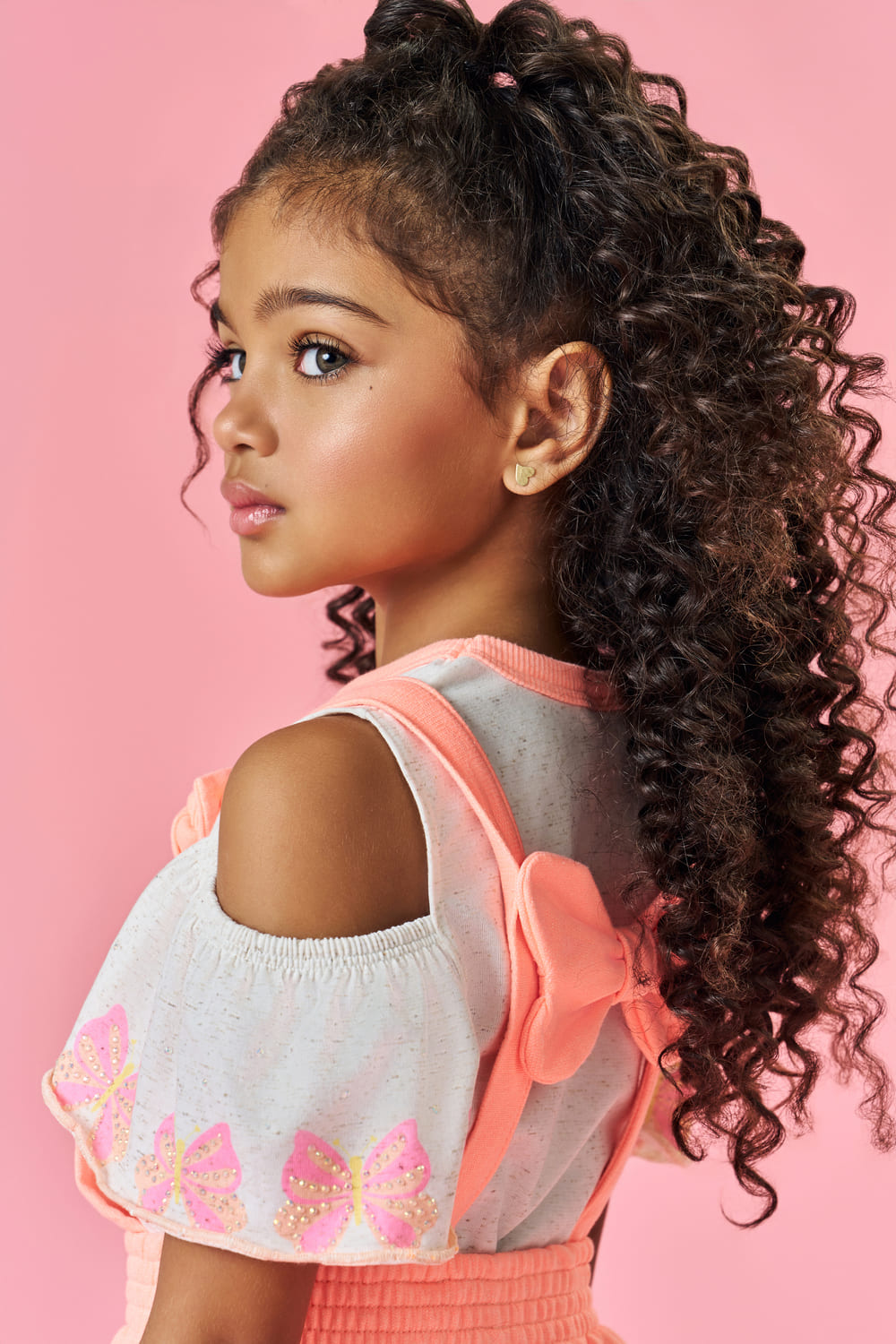 Salopete Infantil Cinti Verão Laranja Com Blusa Off White Borboletas