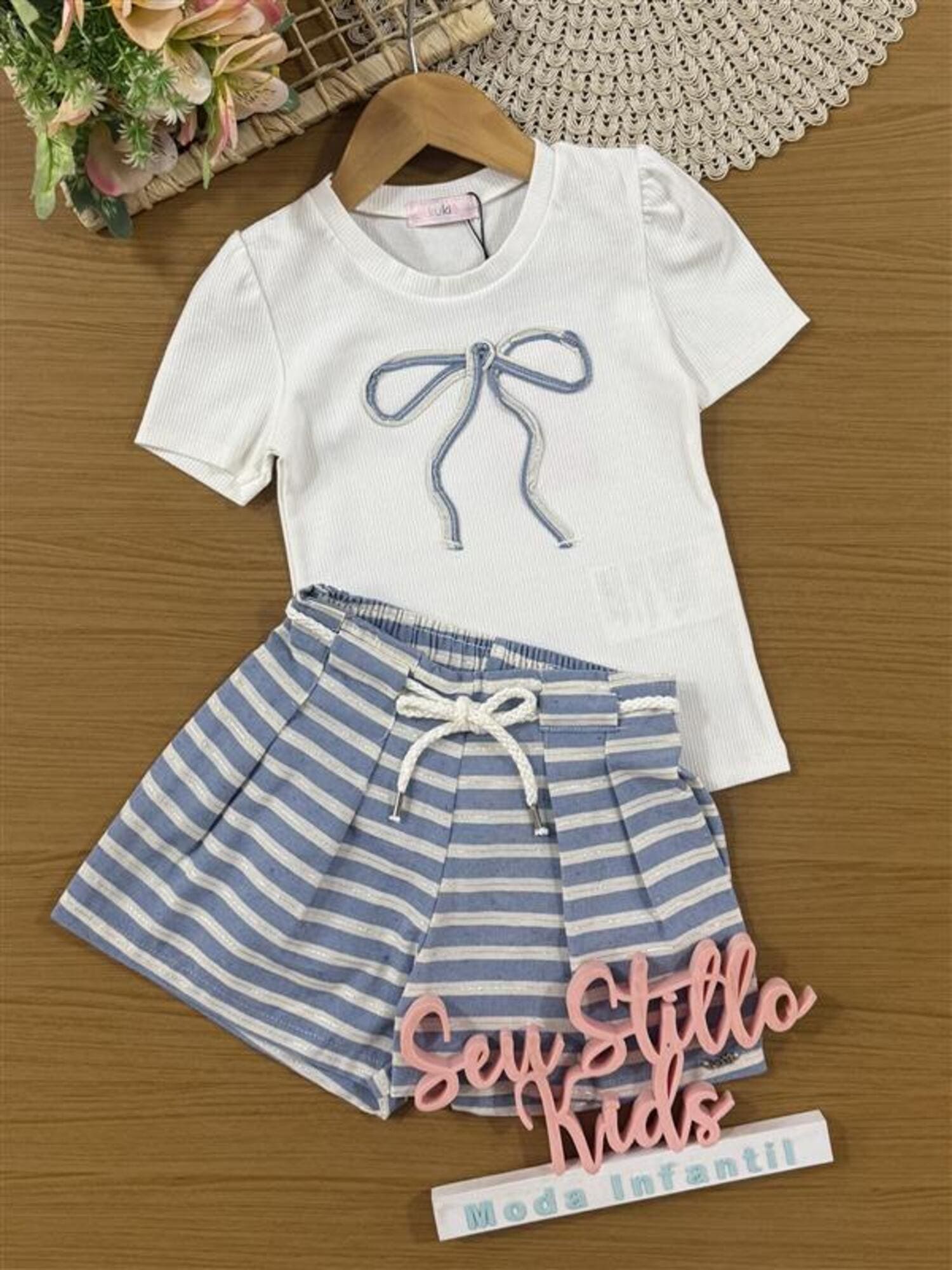 Conjunto Infantil Kukiê Verão com Shorts Azul Listrado e Blusa Branca Lacinho