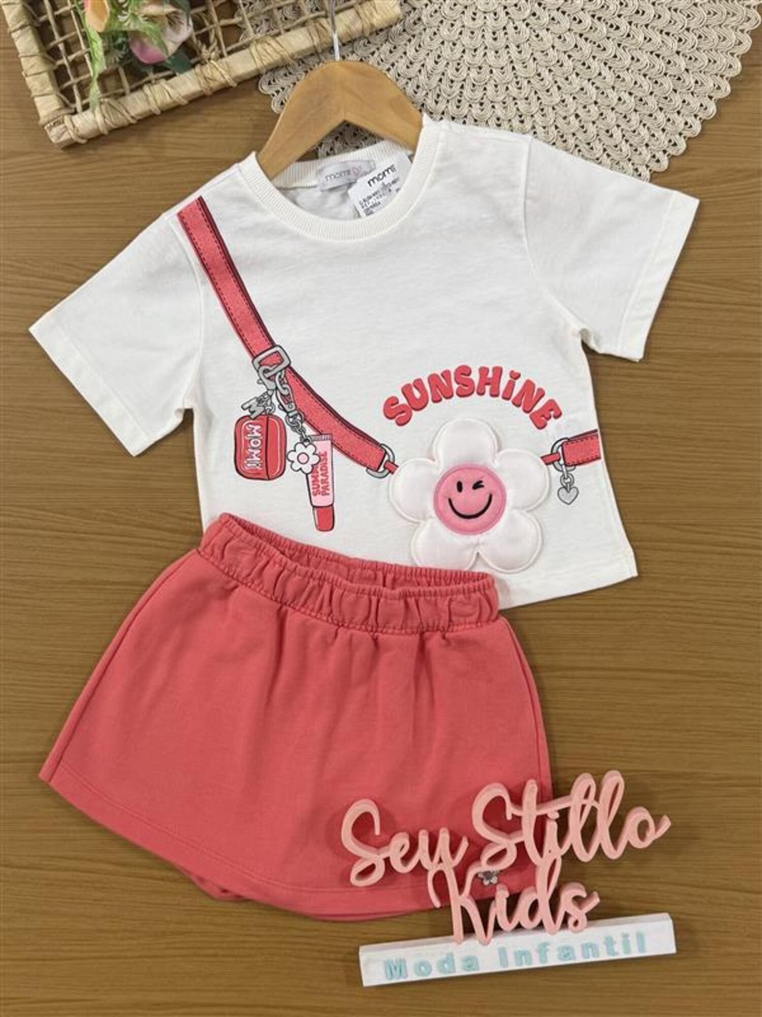 Conjunto Infantil Momi Verão com Shorts Saia Vermelho e Blusa Branca Bolsinha 3D