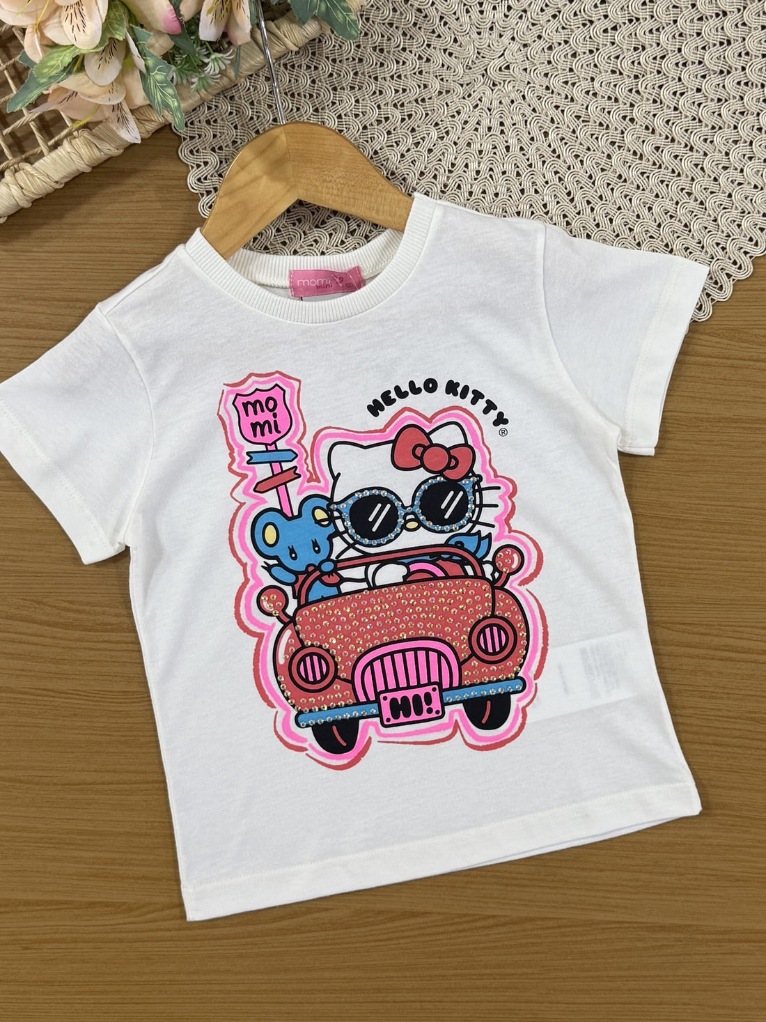 Conjunto Infantil Momi Verão com Shorts Ciclista Vermelho e Blusa Branca Hello Kitty Viagem