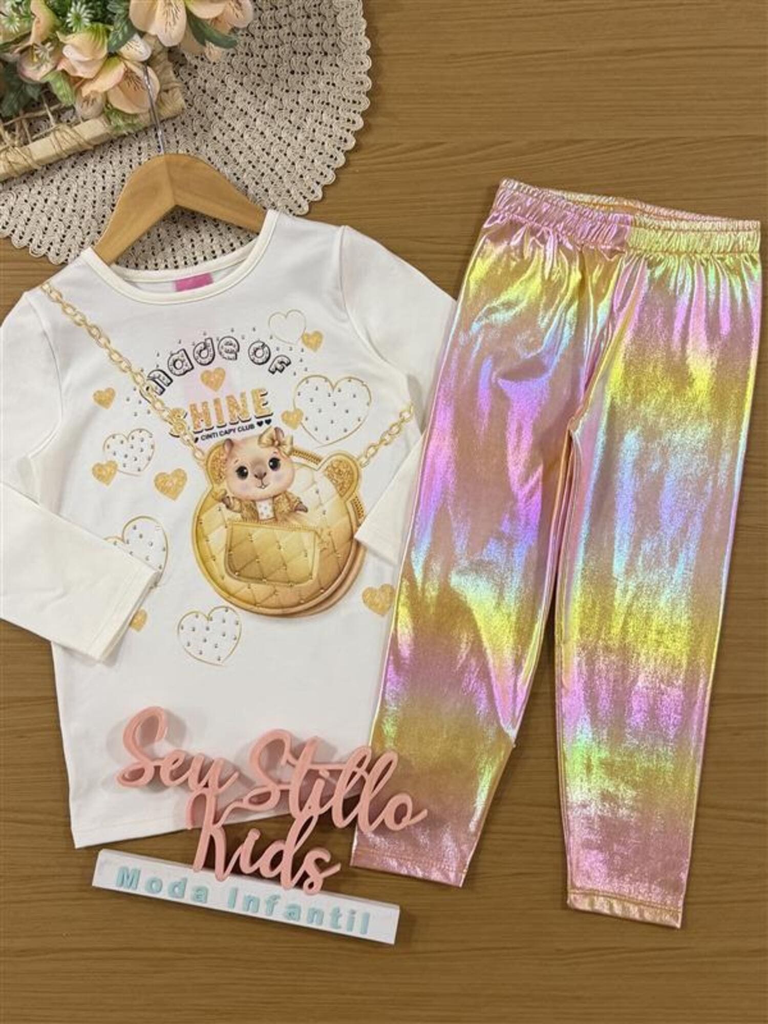Conjunto Infantil Cinti Inverno com Calça Legging Holografica e Blusa Manga Longa Capivara Fashion