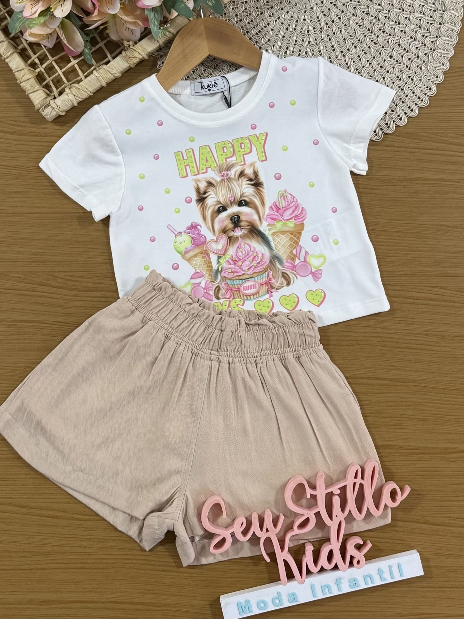 Conjunto Infantil Kukiê com Shorts Bege e Blusa Manga Curta Happy