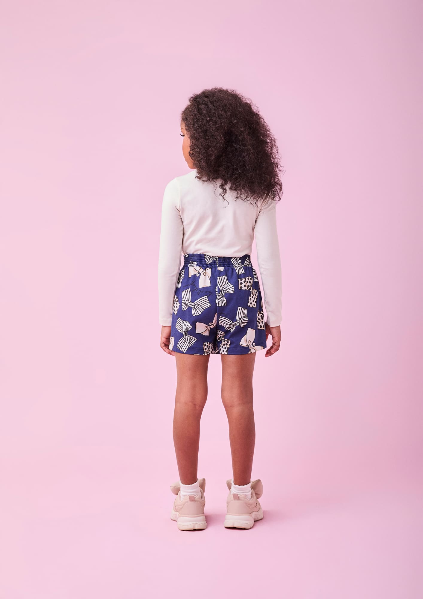 Conjunto Infantil Momi Inverno com Shorts Saia Azul e Blusa Bege Lacinhos
