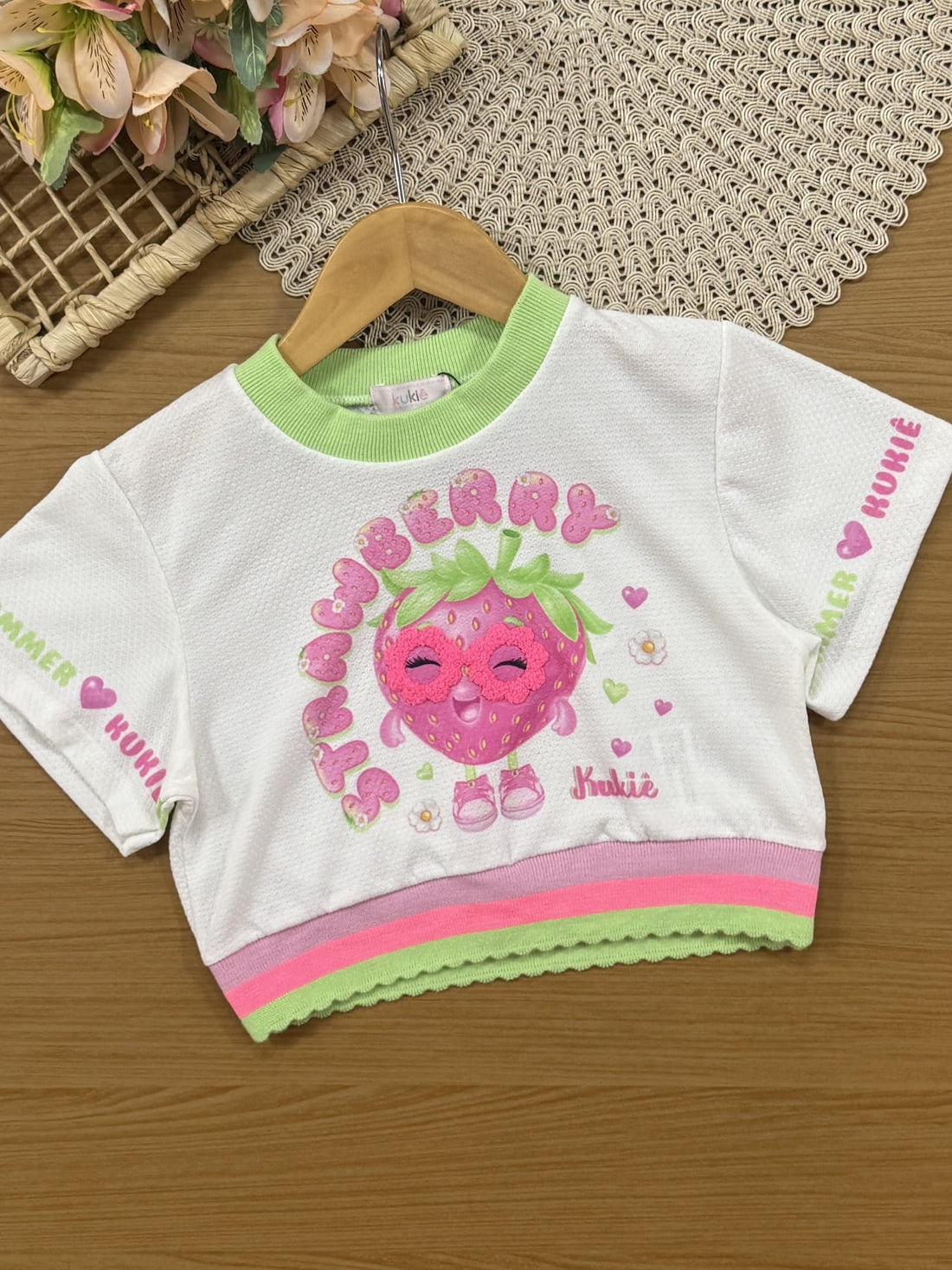 Conjunto Infantil Kukiê Verão com Shorts Saia Verde e Blusa Branca Moranguinho