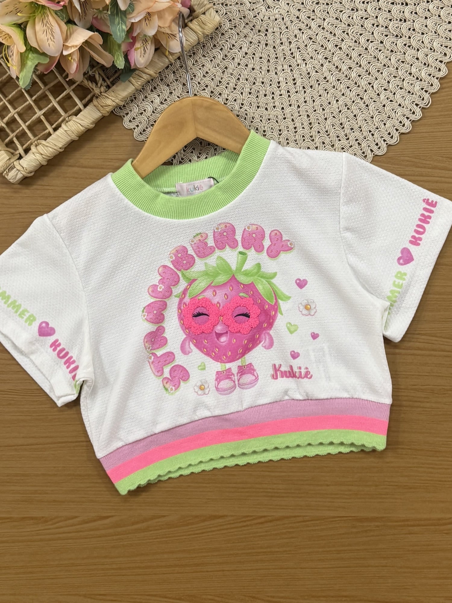Conjunto Infantil Kukiê Verão com Shorts Saia Verde e Blusa Branca Moranguinho