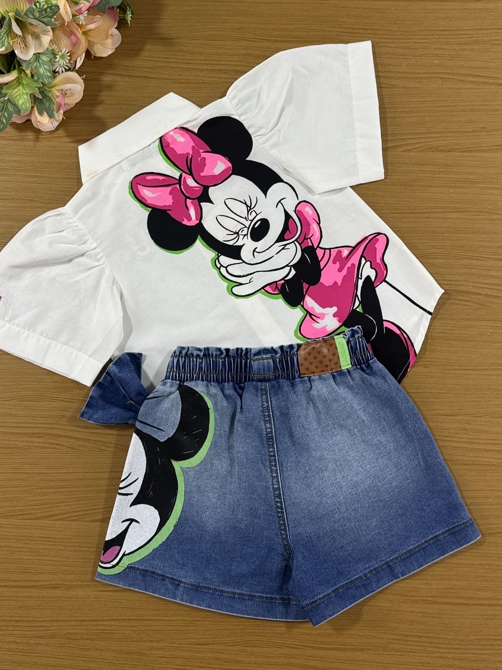 Conjunto Infantil Animê Verão Shorts Jeans e Camisa Minnie Patch Disney