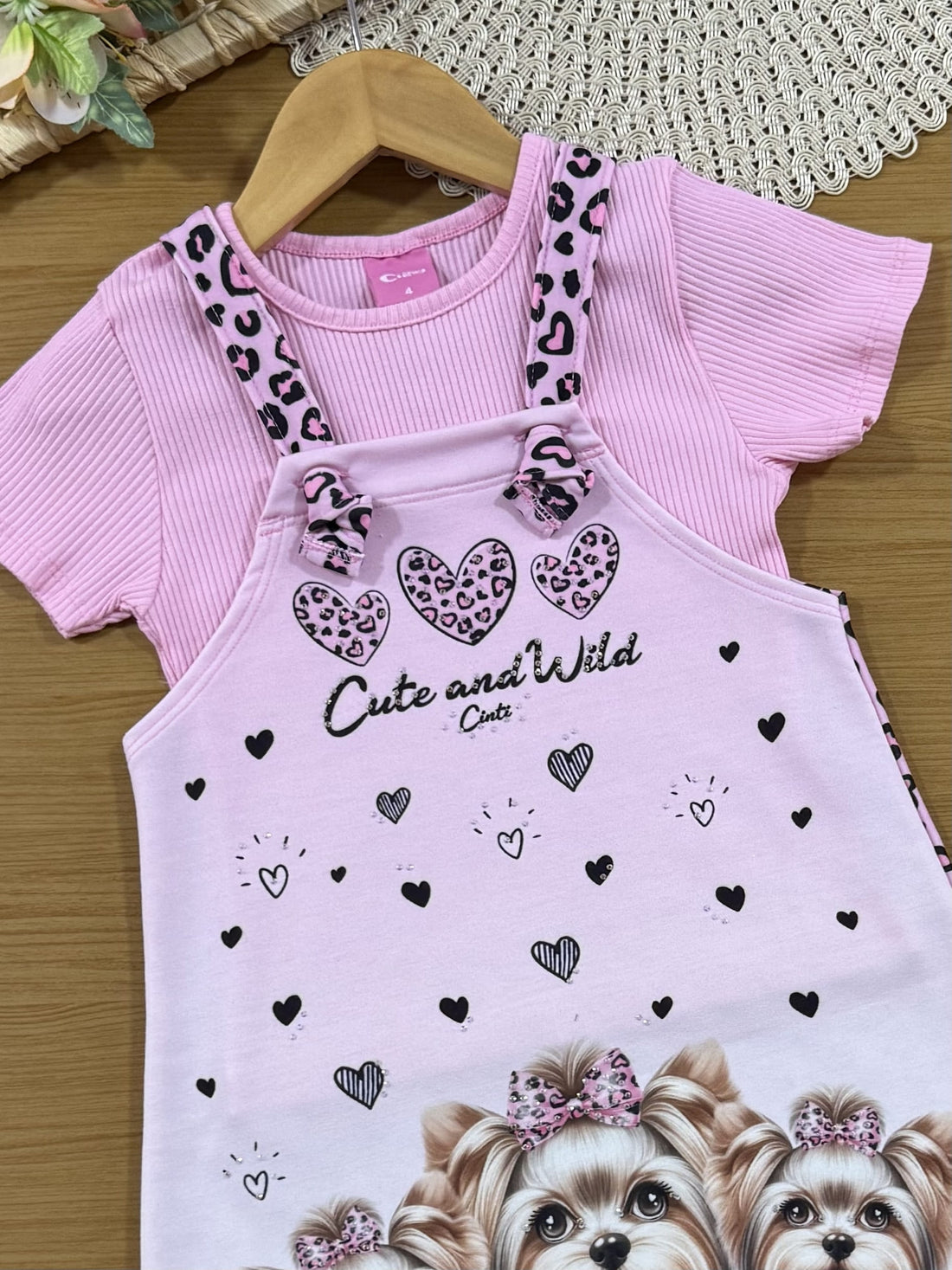 Salopete Infantil Cinti com Blusa Rosa Cachorrinha