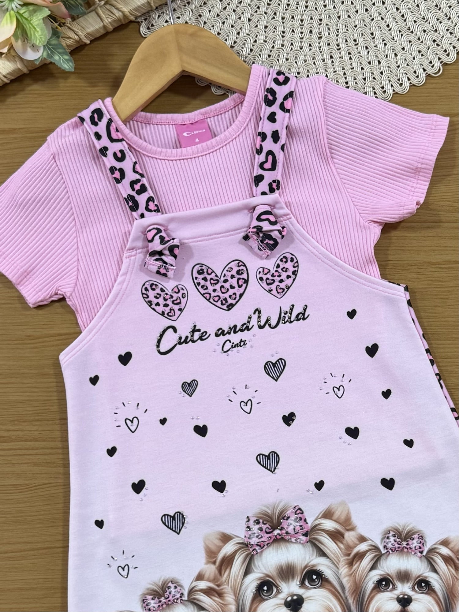Salopete Infantil Cinti com Blusa Rosa Cachorrinha