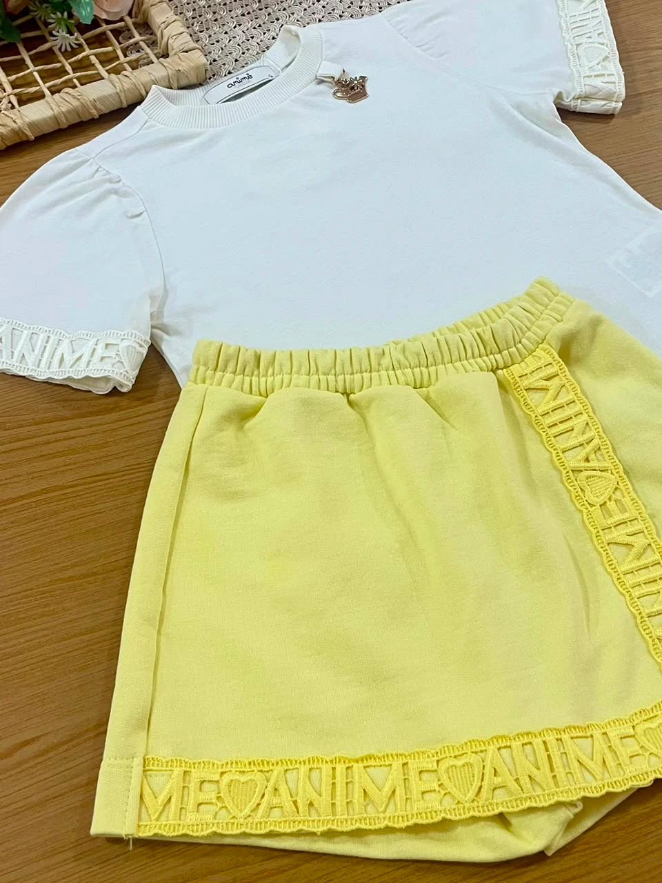 Conjunto Infantil Menina Animê com Shorts Saia Amarelo e Blusa Bege Bordada