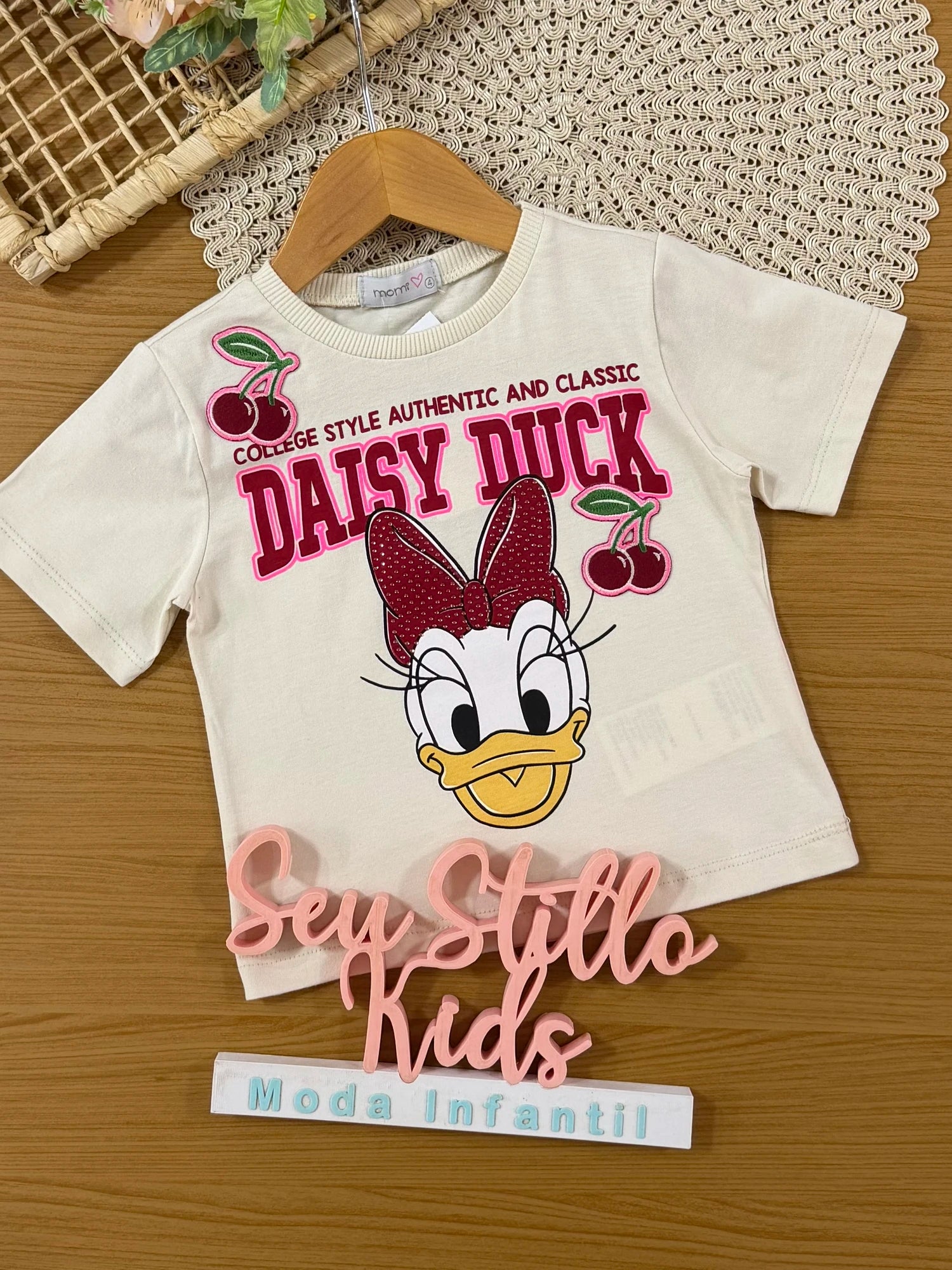 Blusa Infantil Momi Inverno Manga Curta Bege Daisy Duck Cerejinha Disney