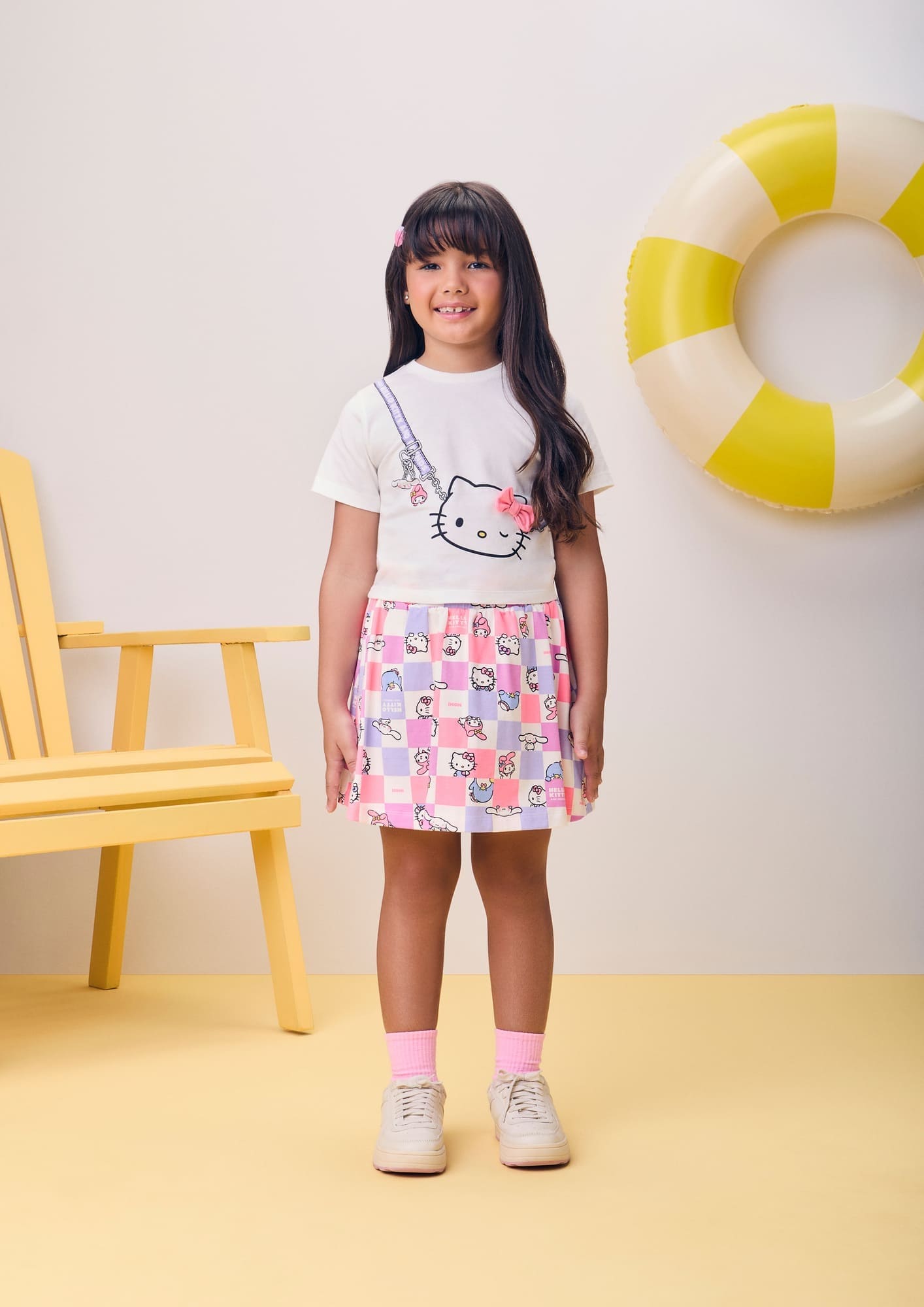 Conjunto Infantil Momi Verão com Saia Colorida e Blusa Branca Bolsinha 3D Hello Kitty