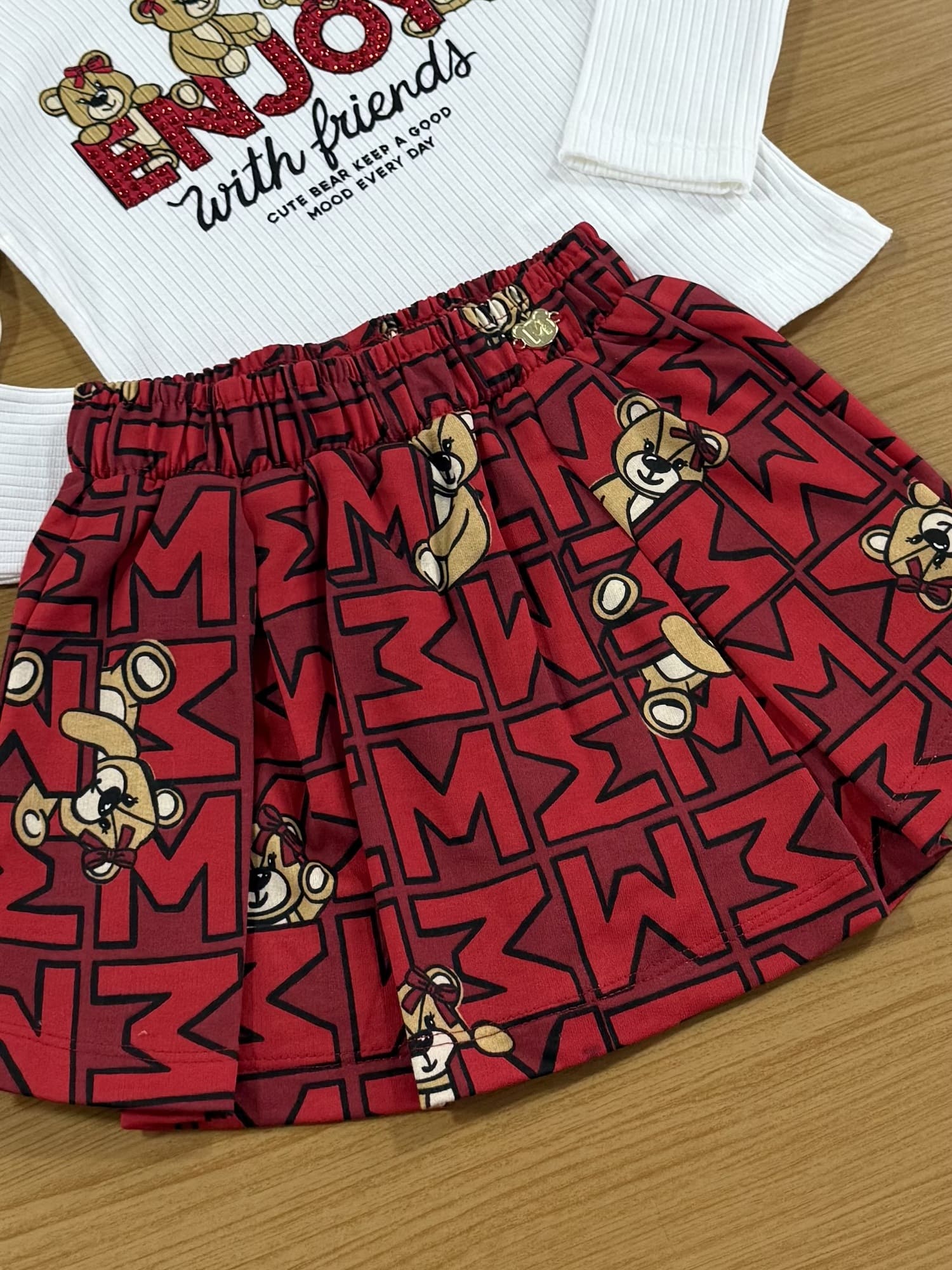 Conjunto infantil Momi Inverno Shorts Saia Vermelho Blusa Manga Longa Urso Enjoy