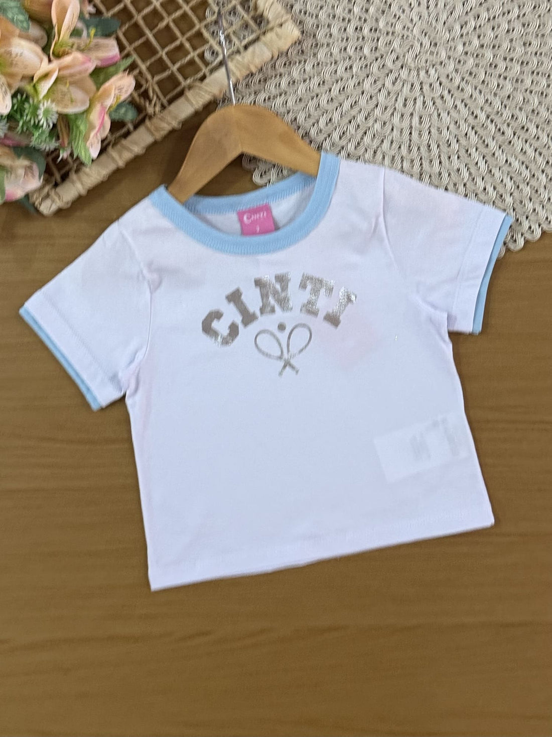 Conjunto Infantil Cinti Verão com Shorts Holográfico e Blusa Branca Sport