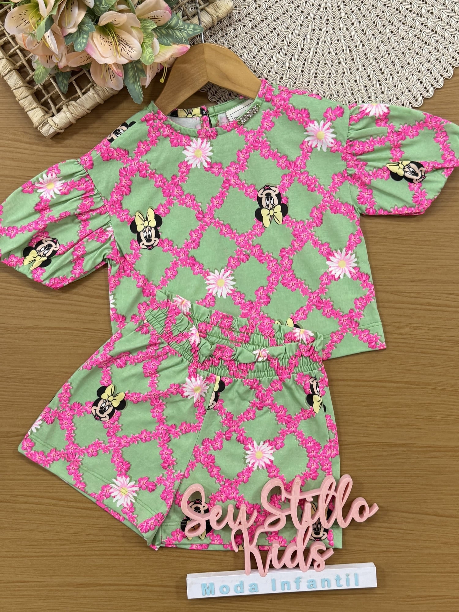Conjunto Infantil Animê Verão com Shorts e Blusa Verde Minnie Floral Disney