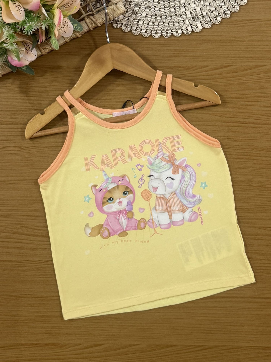 Pijama Infantil Kukiê Verão com Shorts Laranja e Regata Amarela Bichinhos Karaoke