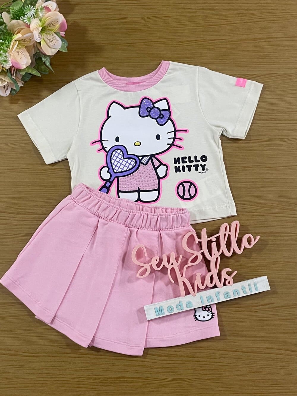 Conjunto Infantil Momi Shorts Rosa e Blusa Bege Hello Kitty