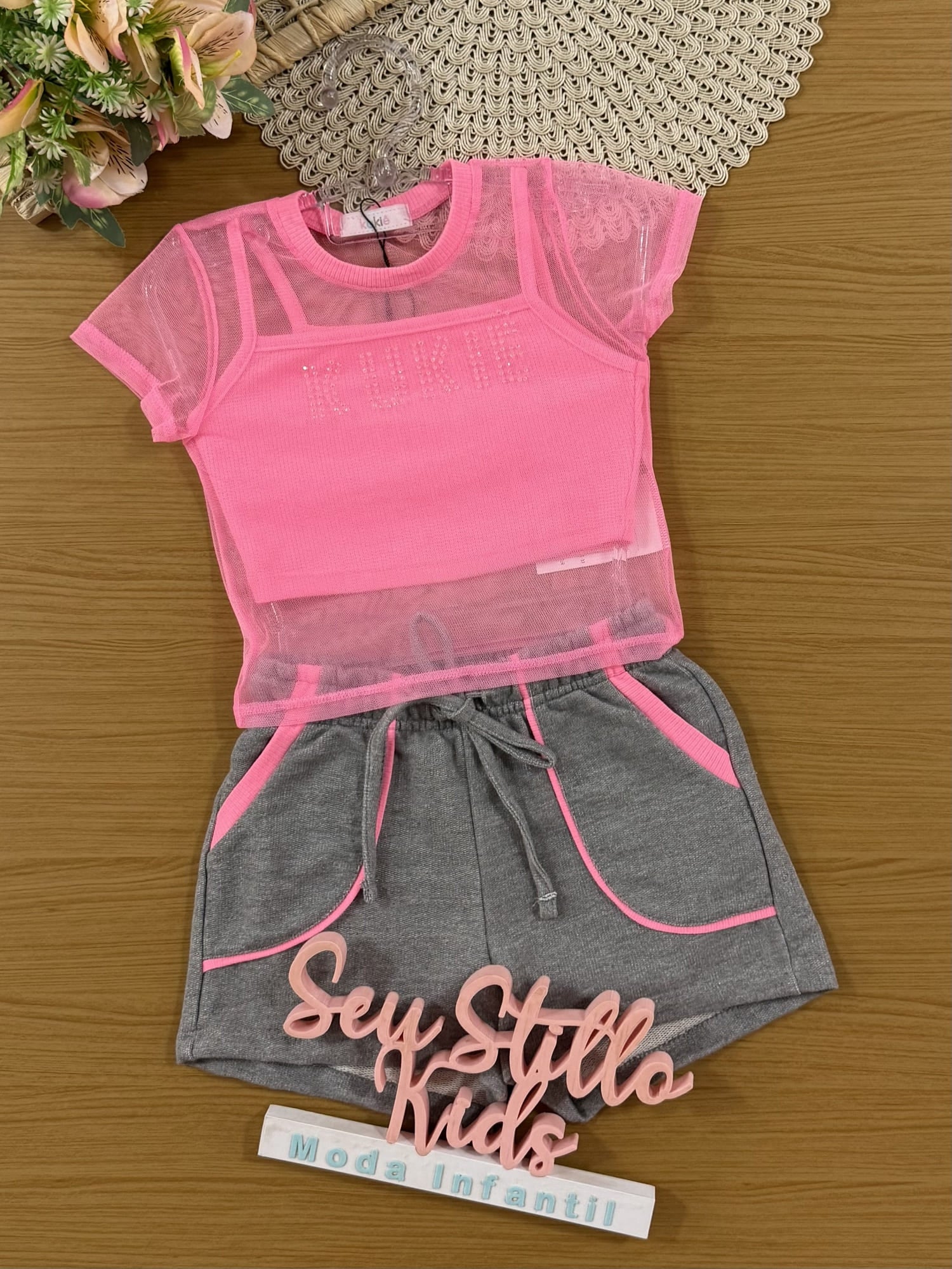 Conjunto Infantil Kukiê Verão com Shorts Cinza, Top e Sobreposição Rosa com Strass