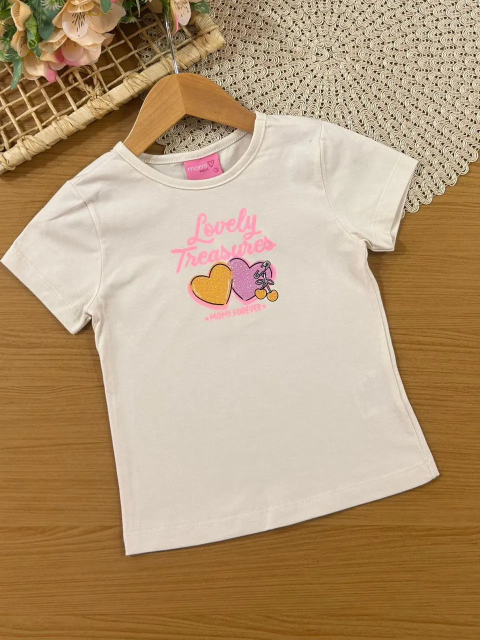 Conjunto Infantil Menina Momi com Short-Saia Rosa e Blusa Bege Corações Strass