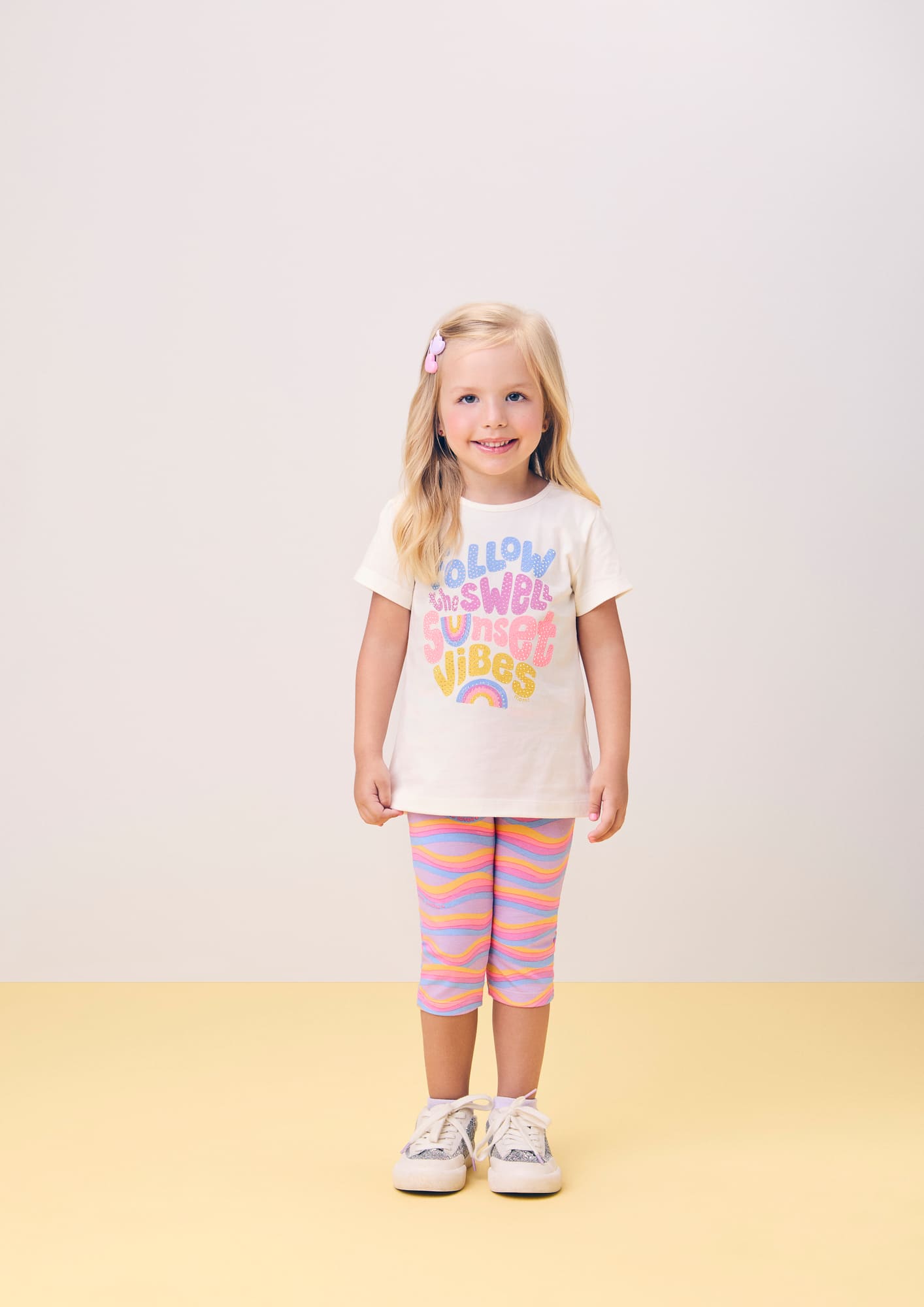 Conjunto Infantil Momi Verão com Calça Capri Colorido e Blusa Branca Arco-íris
