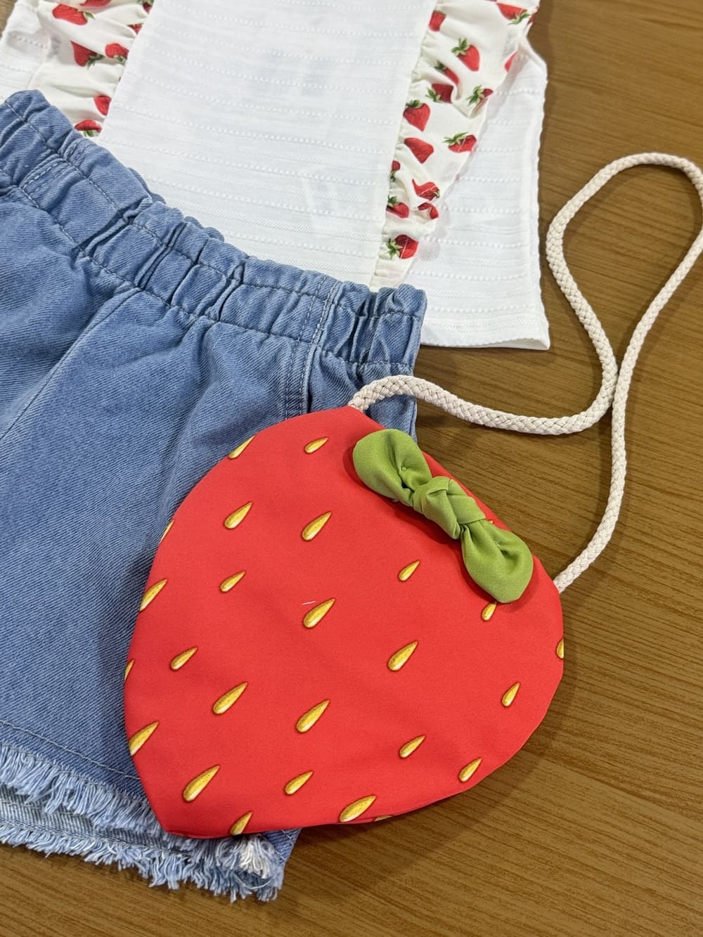 Conjunto Infantil Kukie Verão Shorts Jeans e Blusa Morango Com Bolsinha