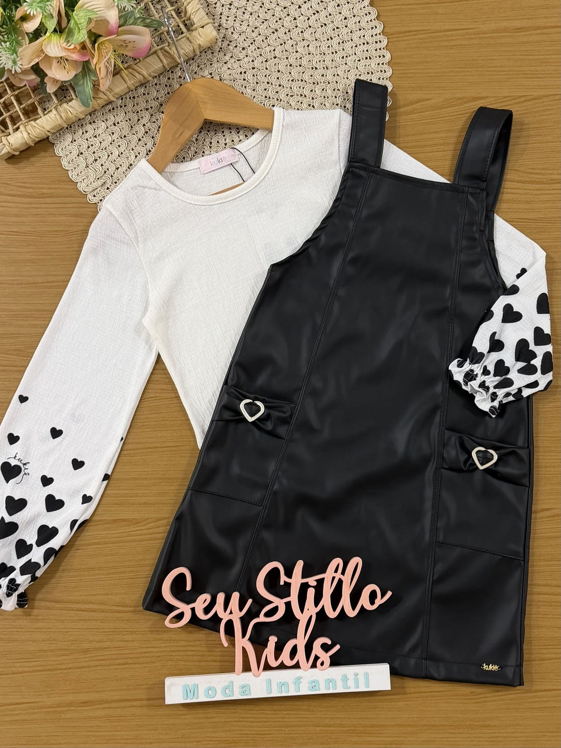 Salopete Infantil Kukiê Inverno Preta com Blusa Branca Corações