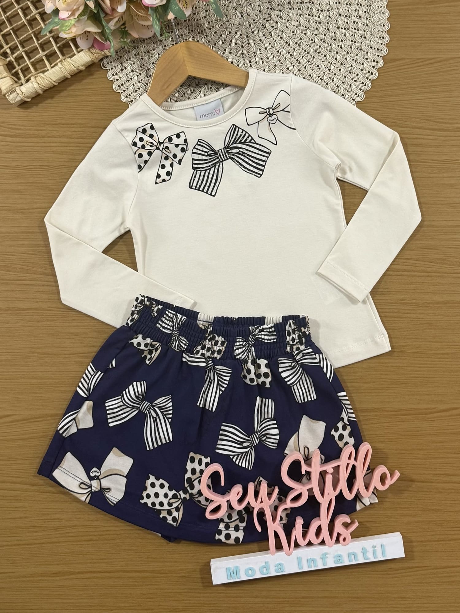 Conjunto Infantil Momi Inverno com Shorts Saia Azul e Blusa Bege Lacinhos