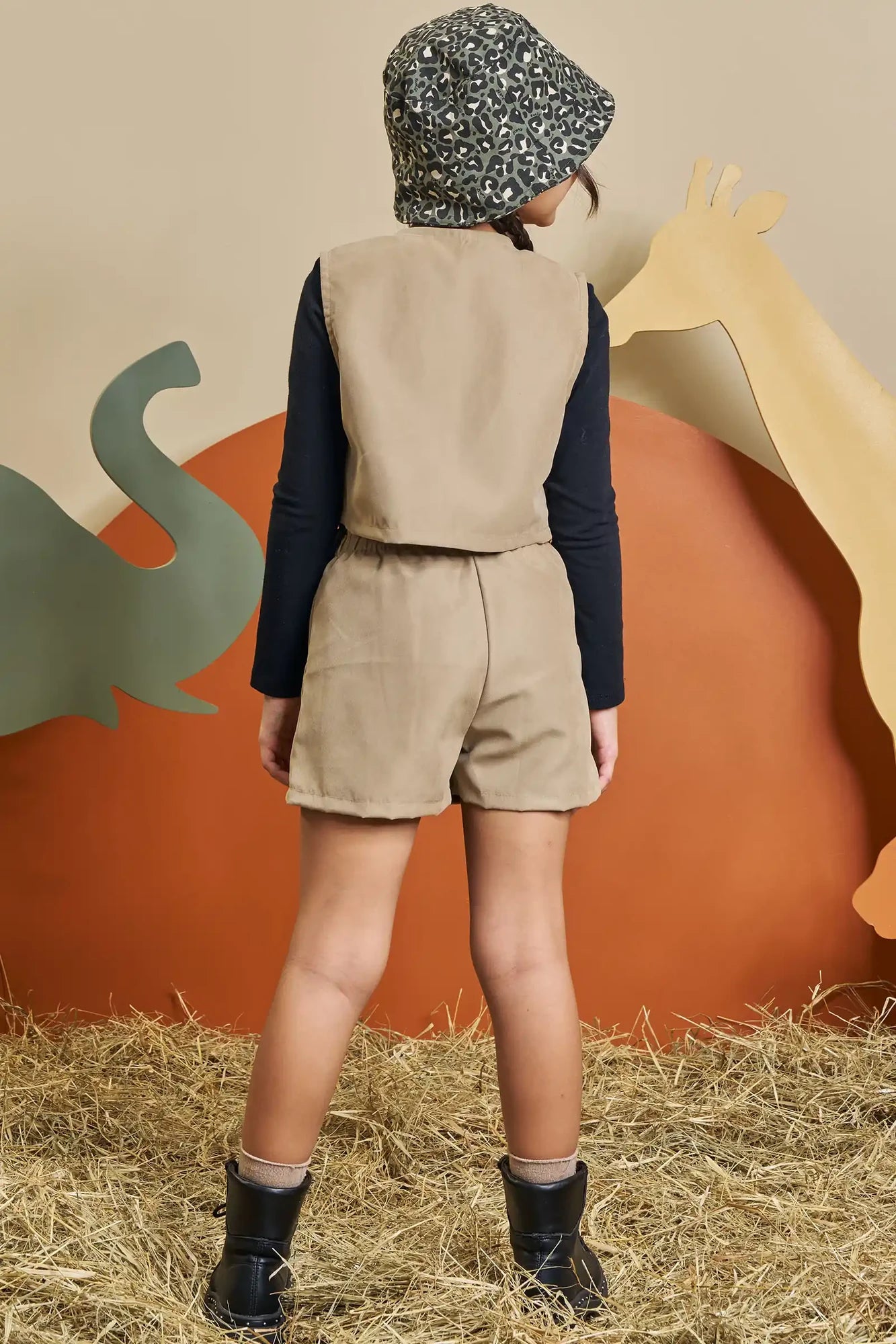 Conjunto Infantil Kukiê Inverno com Shorts Saia, Colete Bege e Ursinha e Blusa Manga Longa