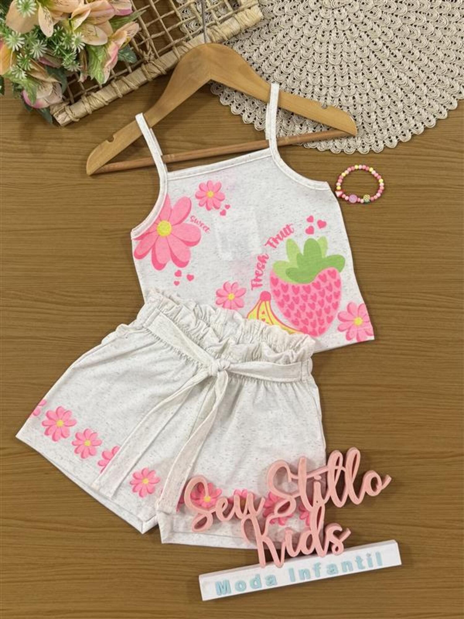 Conjunto Infantil Cinti Verão, Shorts e Regata Off White Frutinhas com Pulseira