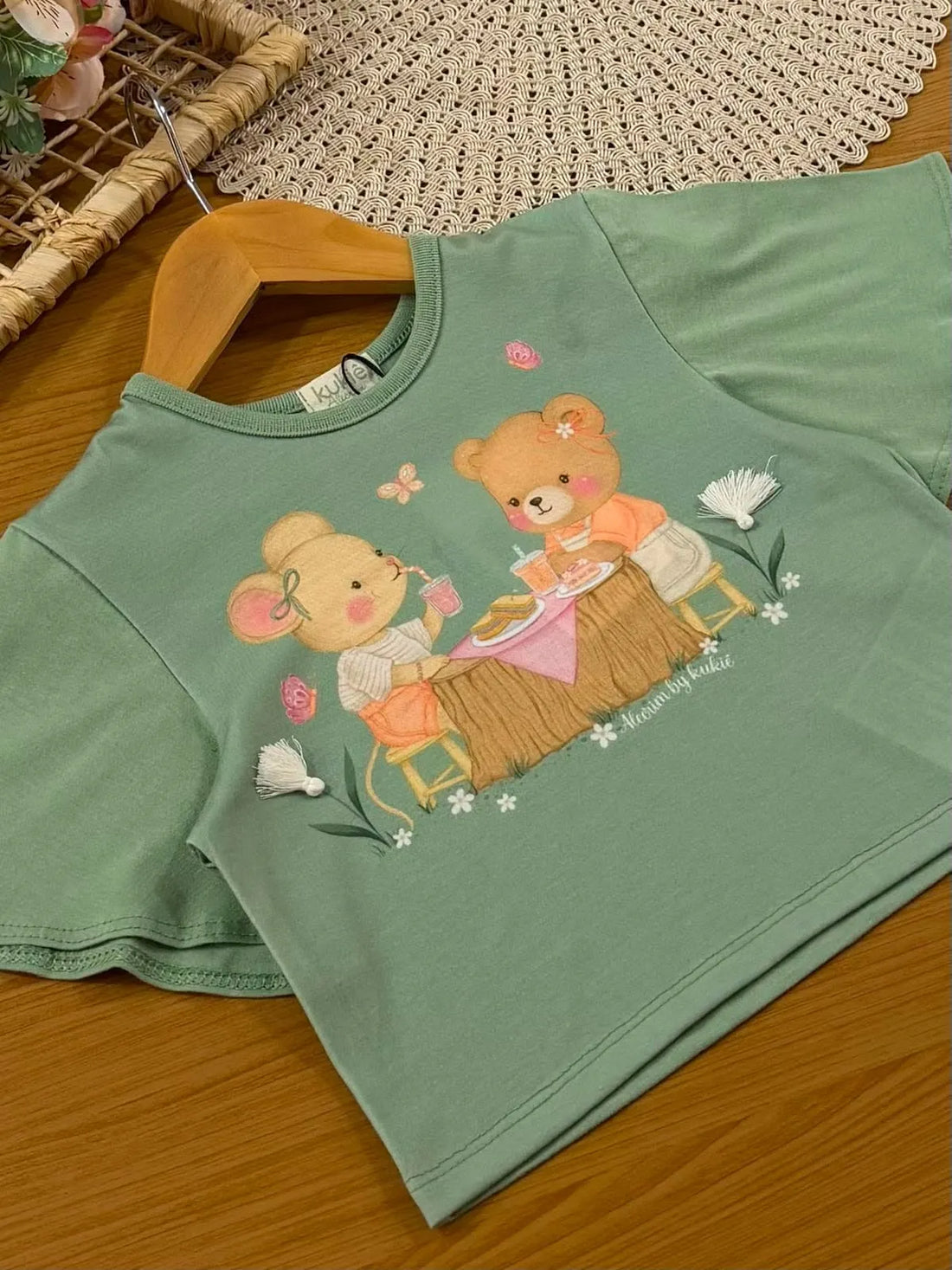 Conjunto Infantil Menina Kukiê com Shorts Bege e Blusa Boxy Verde Piquenique