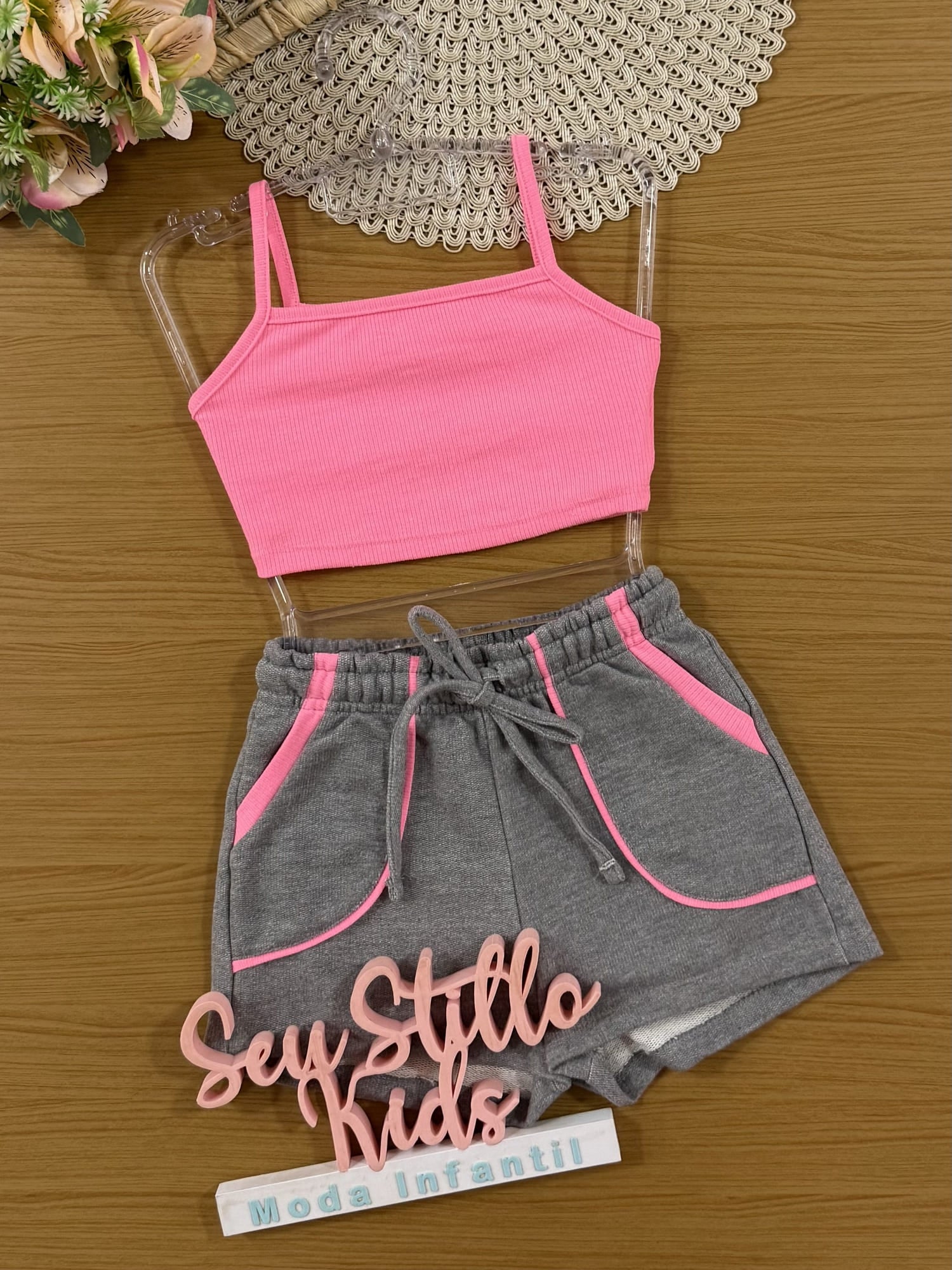 Conjunto Infantil Kukiê Verão com Shorts Cinza, Top e Sobreposição Rosa com Strass