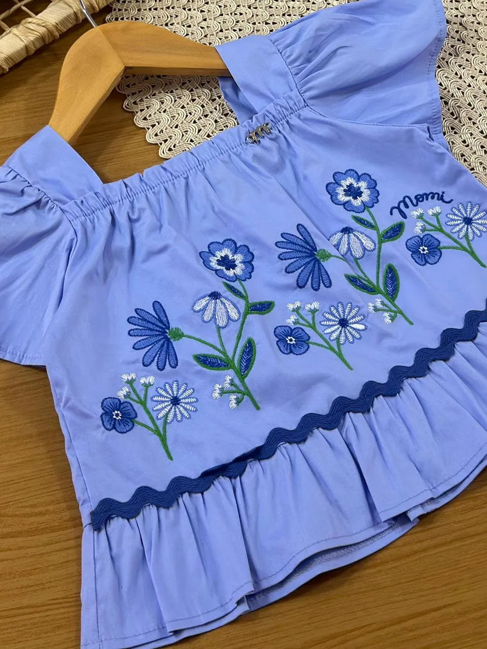 Conjunto Infantil Menina Momi com Shorts Branco e Blusa Azul Flores