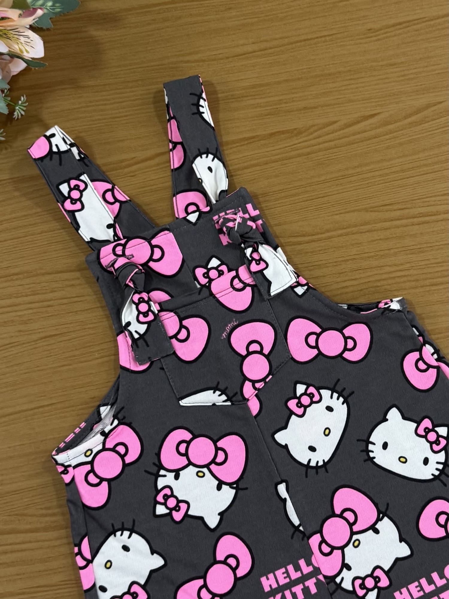 Jardineira Infantil Momi Cinza Hello Kitty