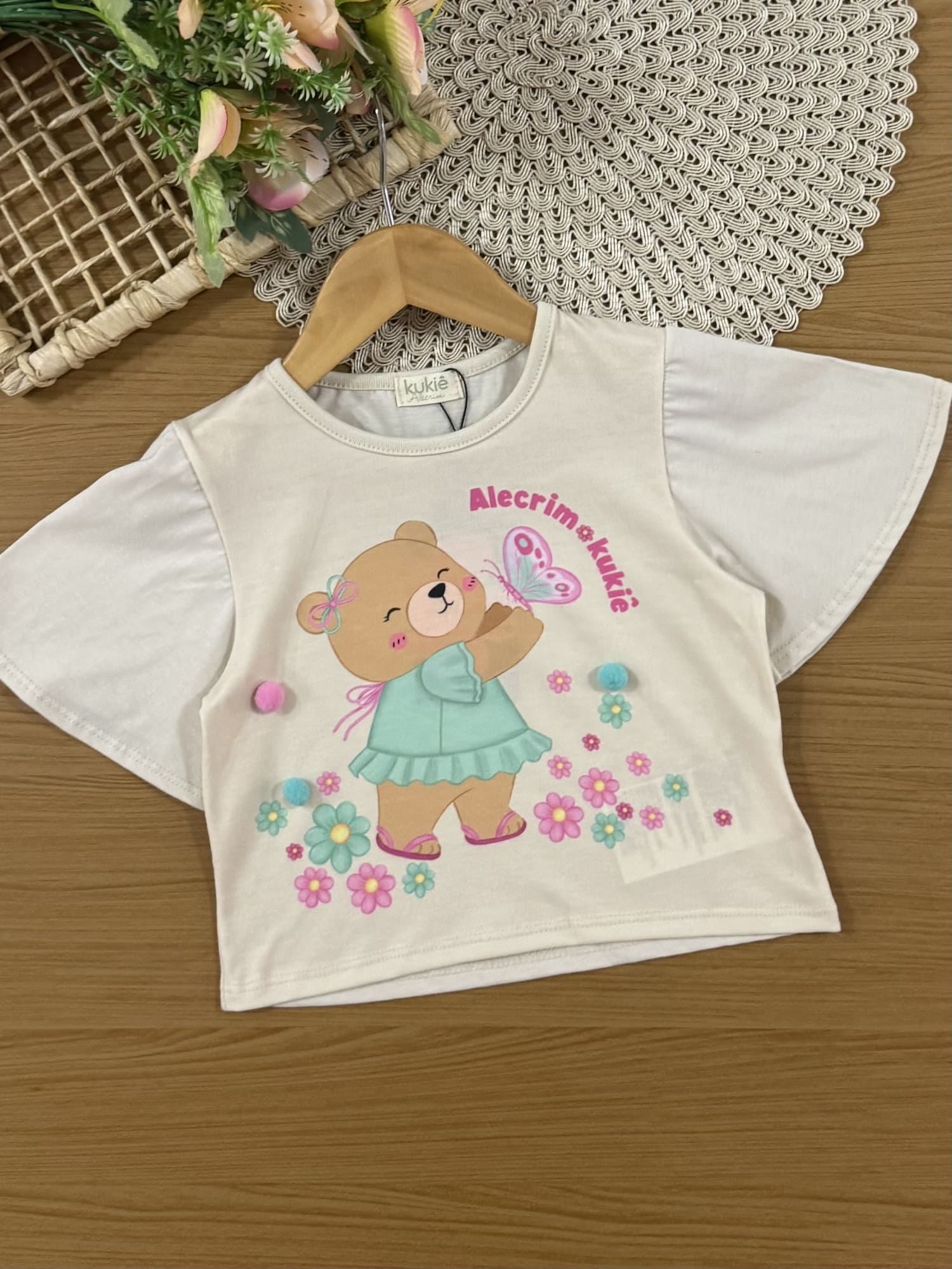 Conjunto Infantil Kukiê Verão com Shorts Verde e Blusa Bege Ursinha Borboleta
