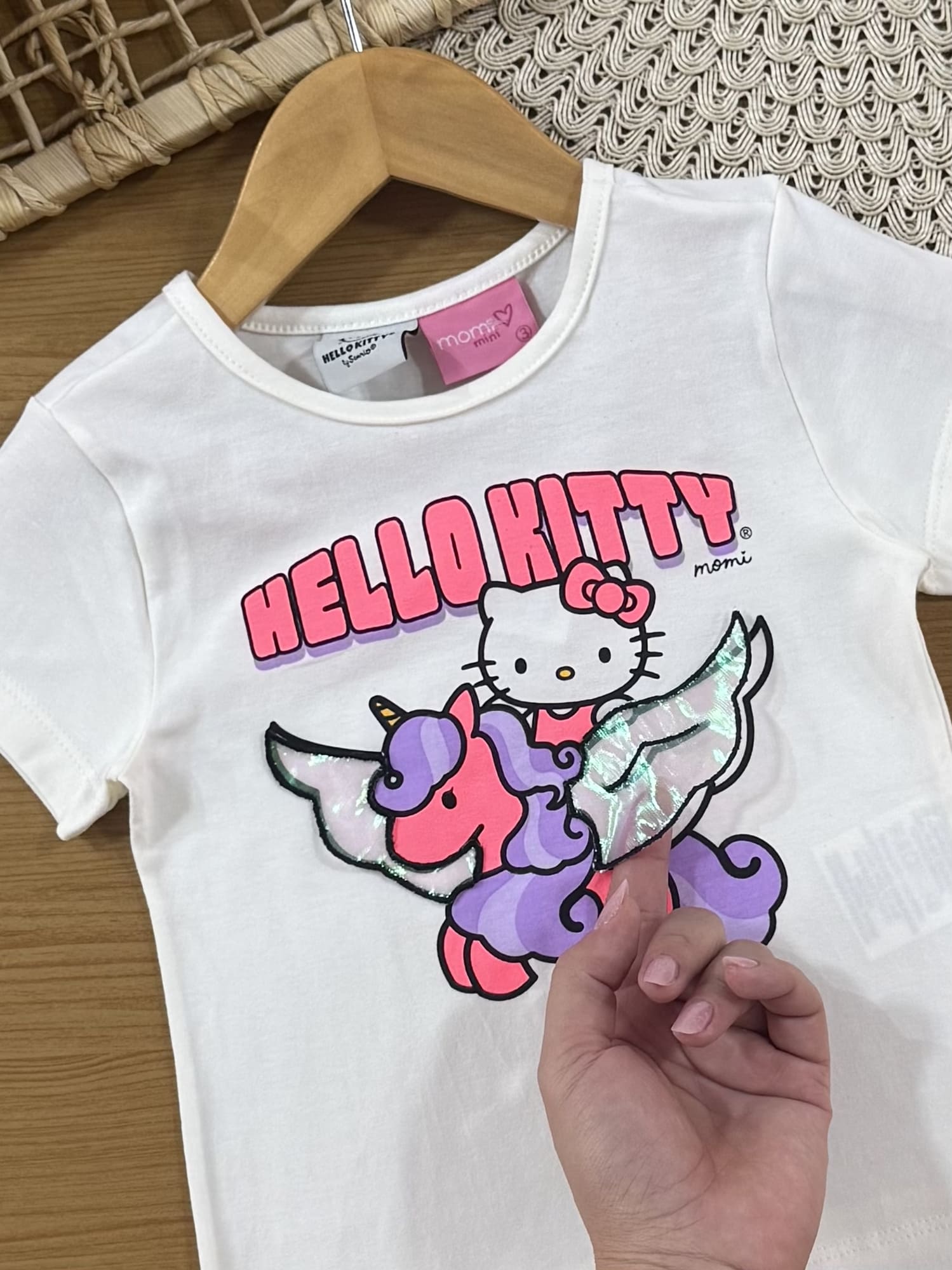 Conjunto Infantil Momi Verão com Saia Rosa em Tule e Blusa Branca Hello Kitty Unicórnio