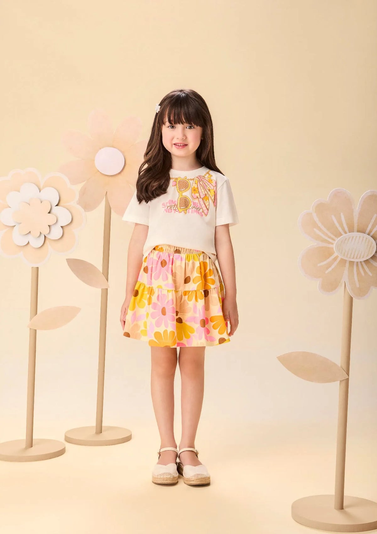 Conjunto Infantil Menina Momi com Saia Floral e Blusa Branca Acessórios Strass
