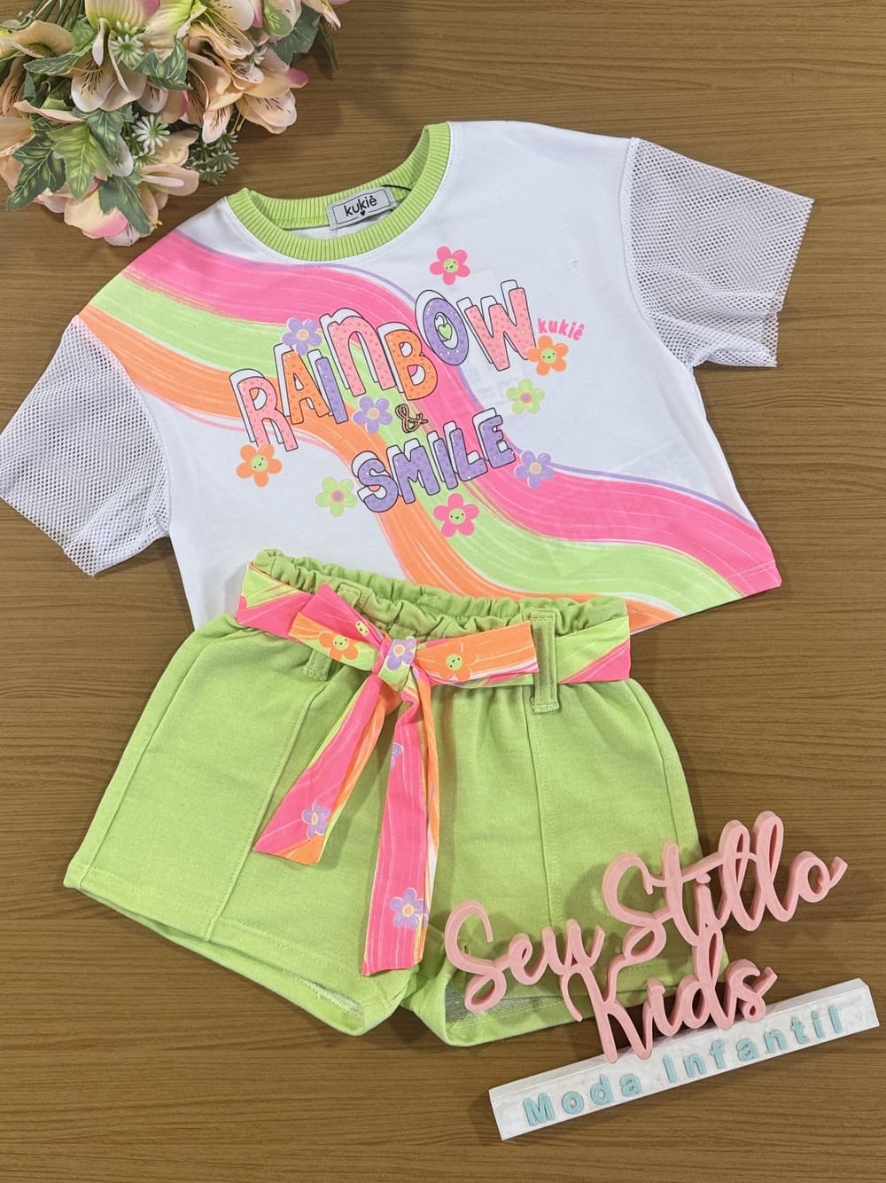 Conjunto Infantil Kukie Verão Shorts Verde e Blusa Arco-íris