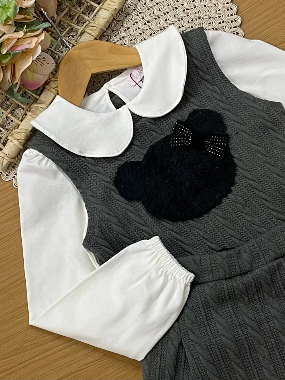 Conjunto Infantil Kukiê Inverno com Shorts Saia, Colete Tricot Cinza e Blusa Manga Longa