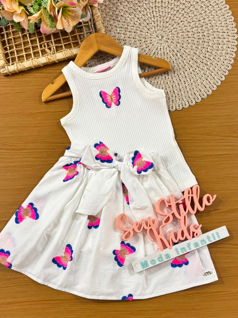 Conjunto Infantil Menina Momi com Saia e Blusa Borboletinhas Bordadas