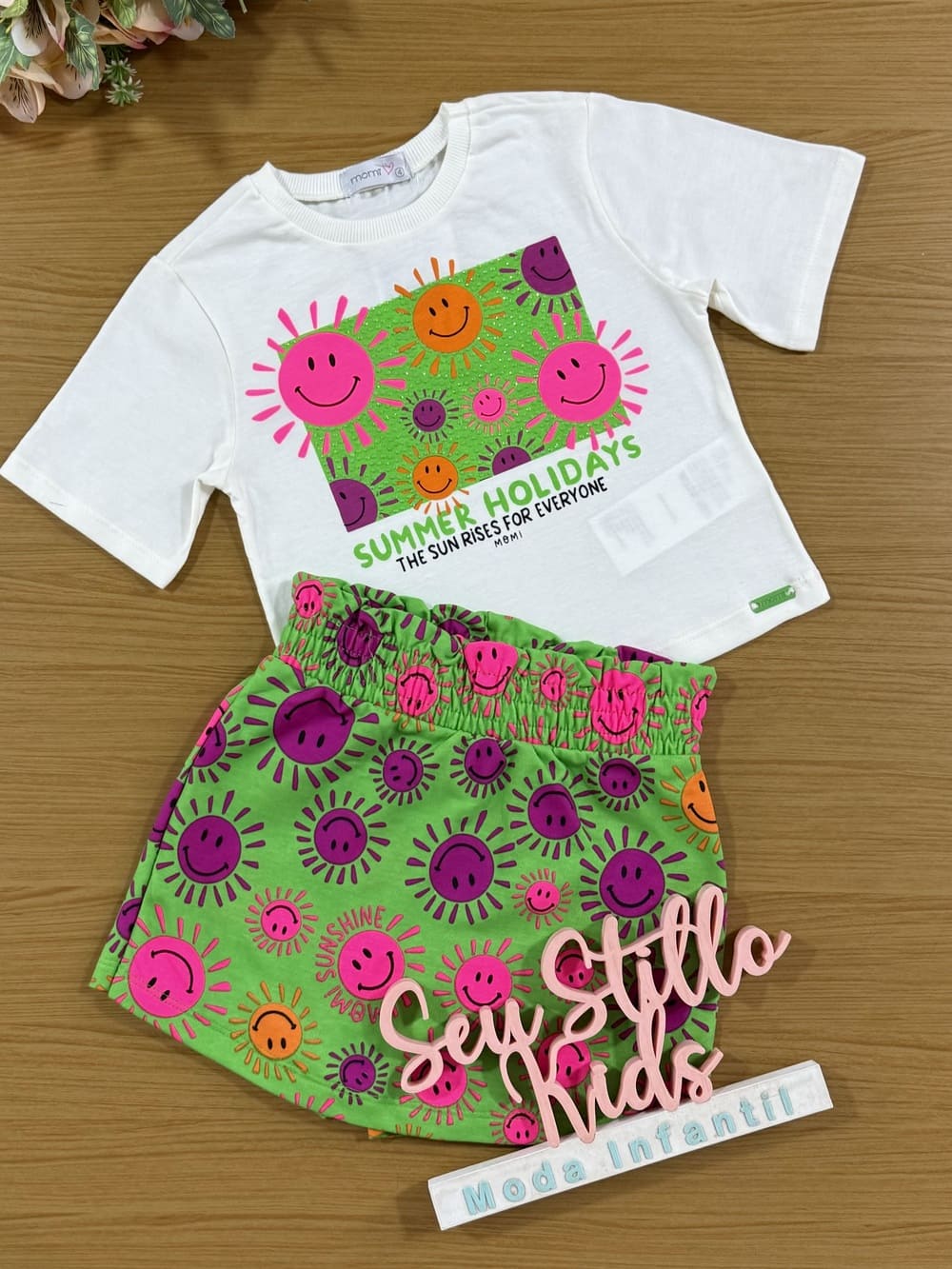 Conjunto Infantil Momi Verão Shorts Saia Verde e Blusa Sol com Strass