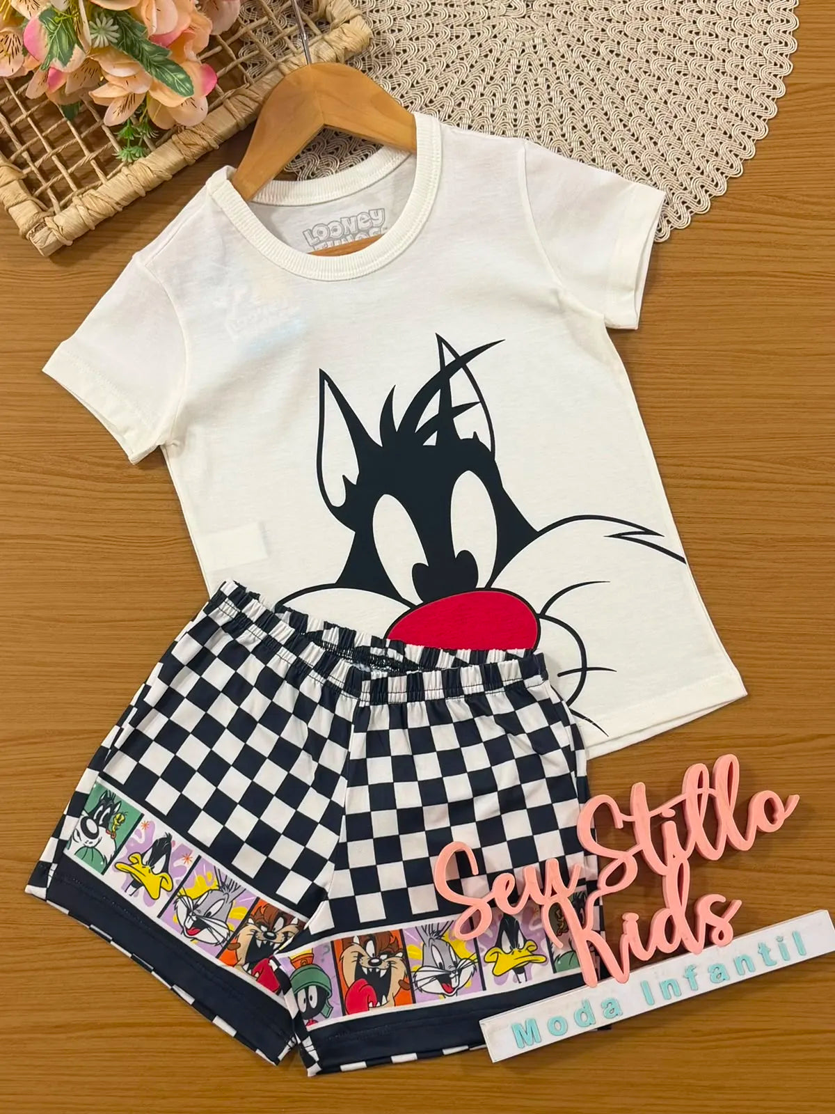 Pijama Infantil Menina Veggi com Shorts Xadrez e Blusa Frajola Looney Tunes