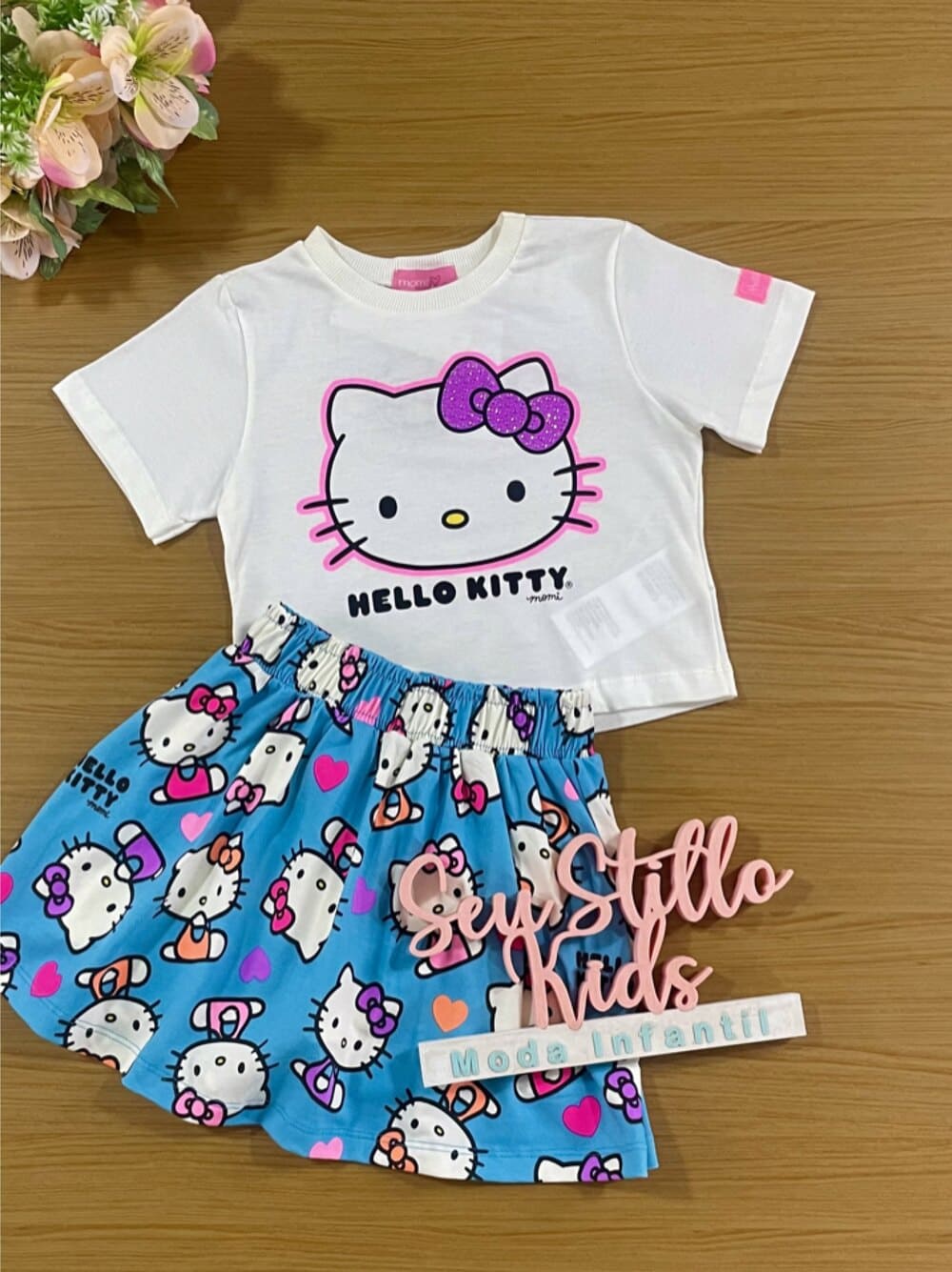 Conjunto Infantil Momi Verão Saia Azul e Blusa Off White Hello Kitty