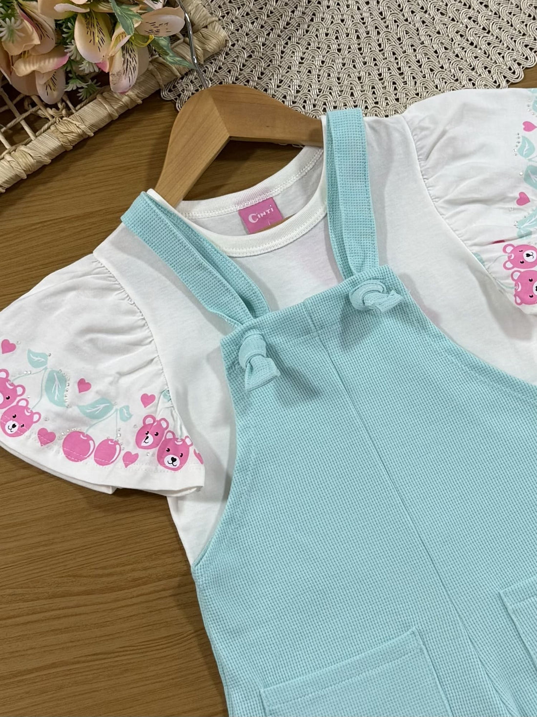 Jardineira Infantil Cinti Verão Azul com Blusa Branca Cerejinha
