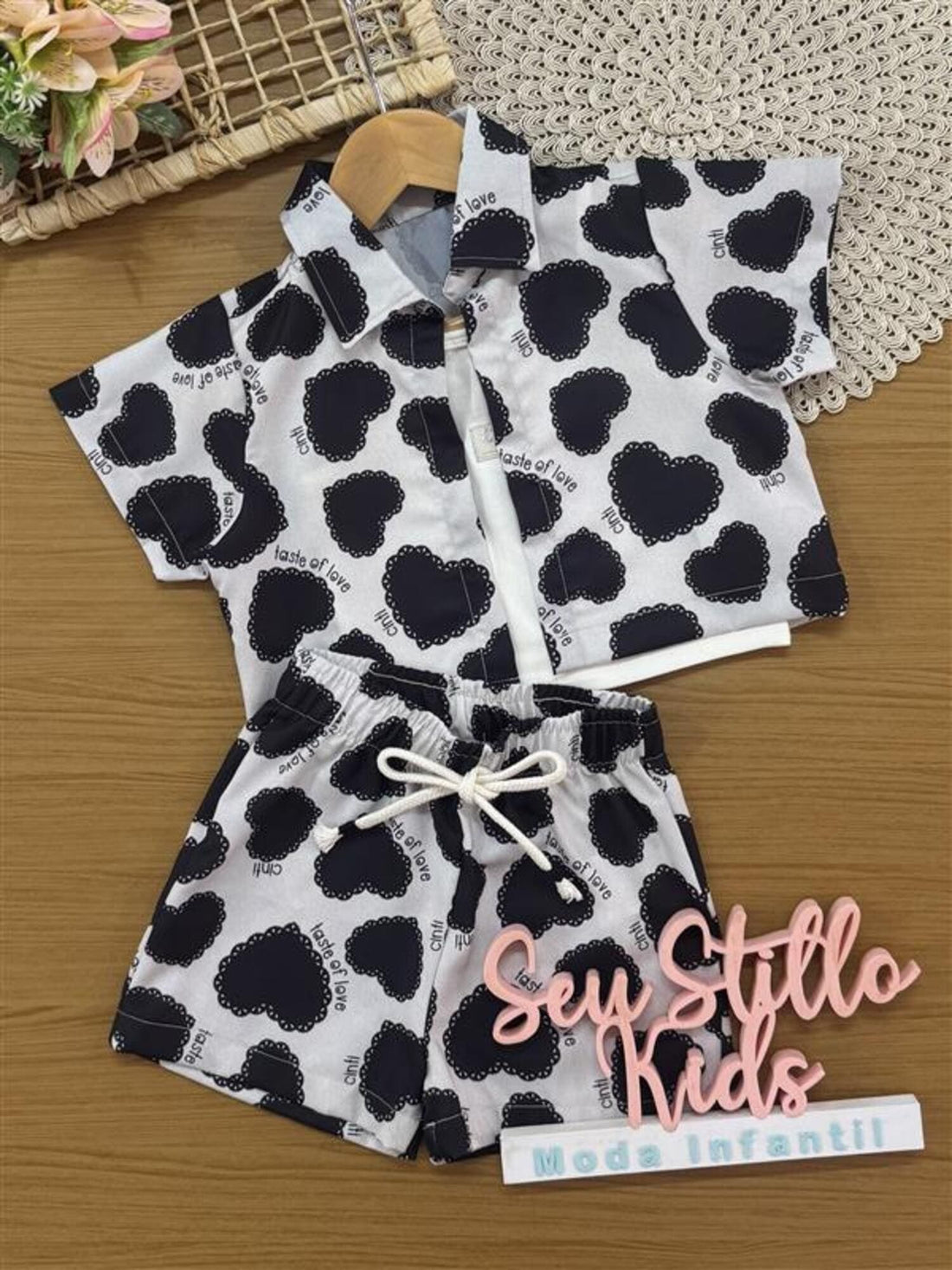 Conjunto Infantil Cinti Verão, Shorts e Sobreposição Corações Pretos e Regata Branca