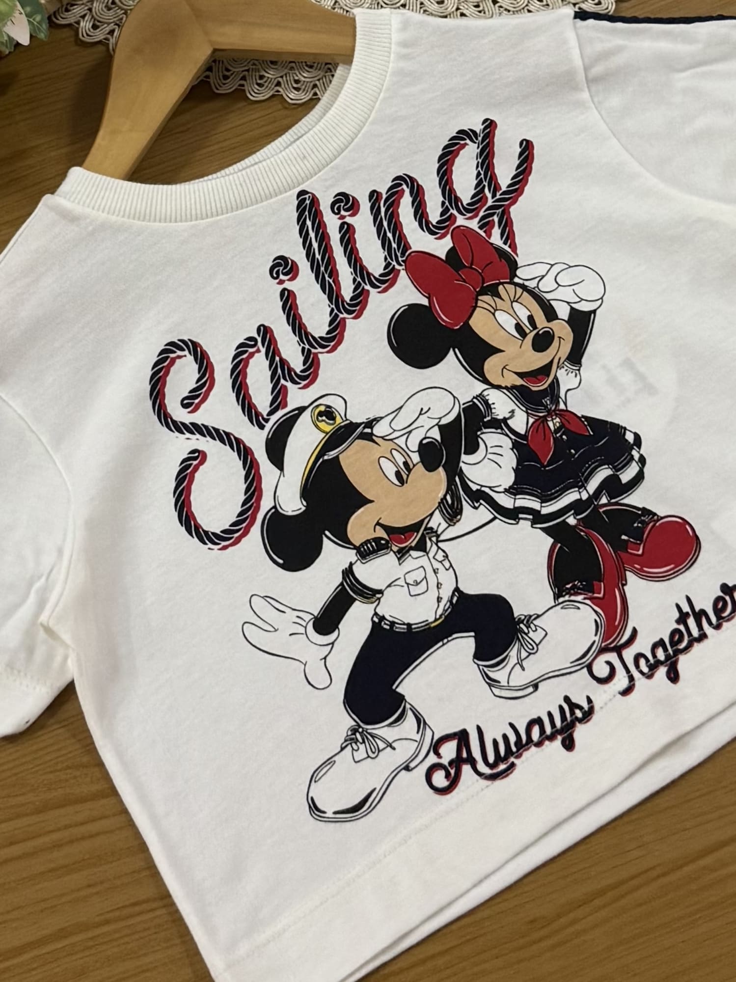 Blusa Boxy Infantil Animê Verão Branca Mickey e Minnie Marinheiros Disney